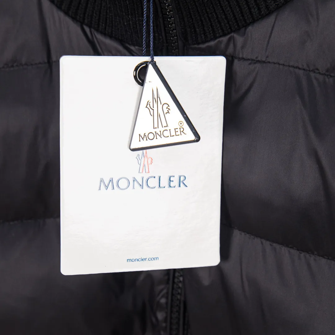 P480 zp version [exclusive supply] MONCLER/Mongolian knitted down spliced ​​stand-up collar with unique side thread design! ! ! Selling point: down knitted splicing, the splicing is made of wool blended fabric! Mengjia will release several types of sweaters and down at this time every year. In fact, the sweater and down at the Mjia counter are classic and evergreen styles. They are all basic styles. They can be worn alone or matched inside, as a sweater. The main promotion of this kind of counter is black, so most of them are black, with down in the front. Our studio has launched a gray series of products to let everyone experience different surprises. The color combination is particularly good! The face threads are also super nice! Very comfortable! The back and both sleeves are made of wool blended fabric. Color: Black Gray Size: S M L XL Number: YK10648