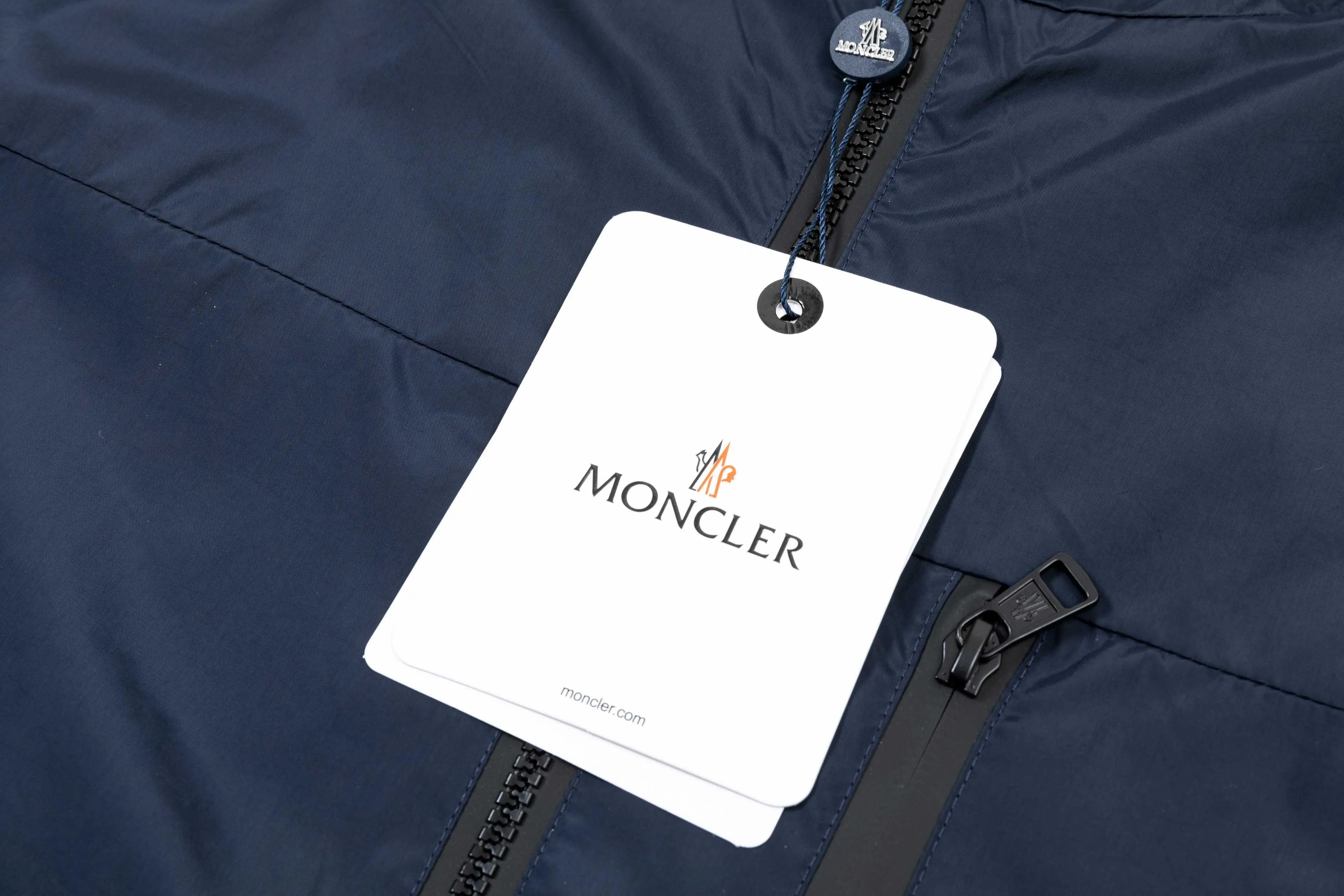 P410 2025 MONCLER new autumn and winter products Customized hardware Embroidered Logo. High-quality hooded jacket Mainly recommended version Selected custom fabrics Higher grade High-density memory brushed lining More fashionable and comfortable High-standard customization The upper body is very stylish Classic and versatile Can be matched with any fashion The fit is super good and highly recommended!  Color: royal blue black Size: M-3XL