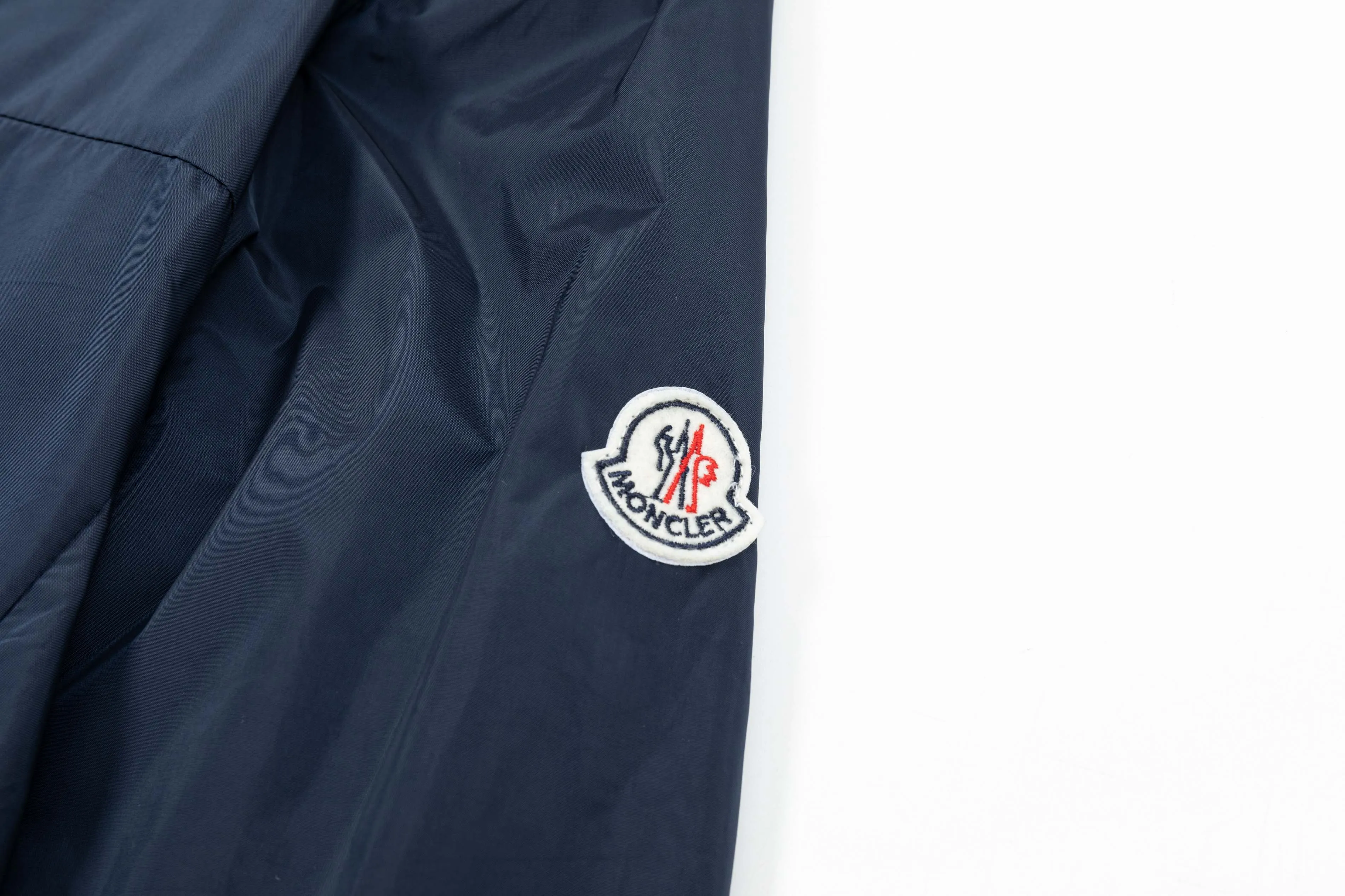 P410 2025 MONCLER new autumn and winter products Customized hardware Embroidered Logo. High-quality hooded jacket Mainly recommended version Selected custom fabrics Higher grade High-density memory brushed lining More fashionable and comfortable High-standard customization The upper body is very stylish Classic and versatile Can be matched with any fashion The fit is super good and highly recommended!  Color: royal blue black Size: M-3XL