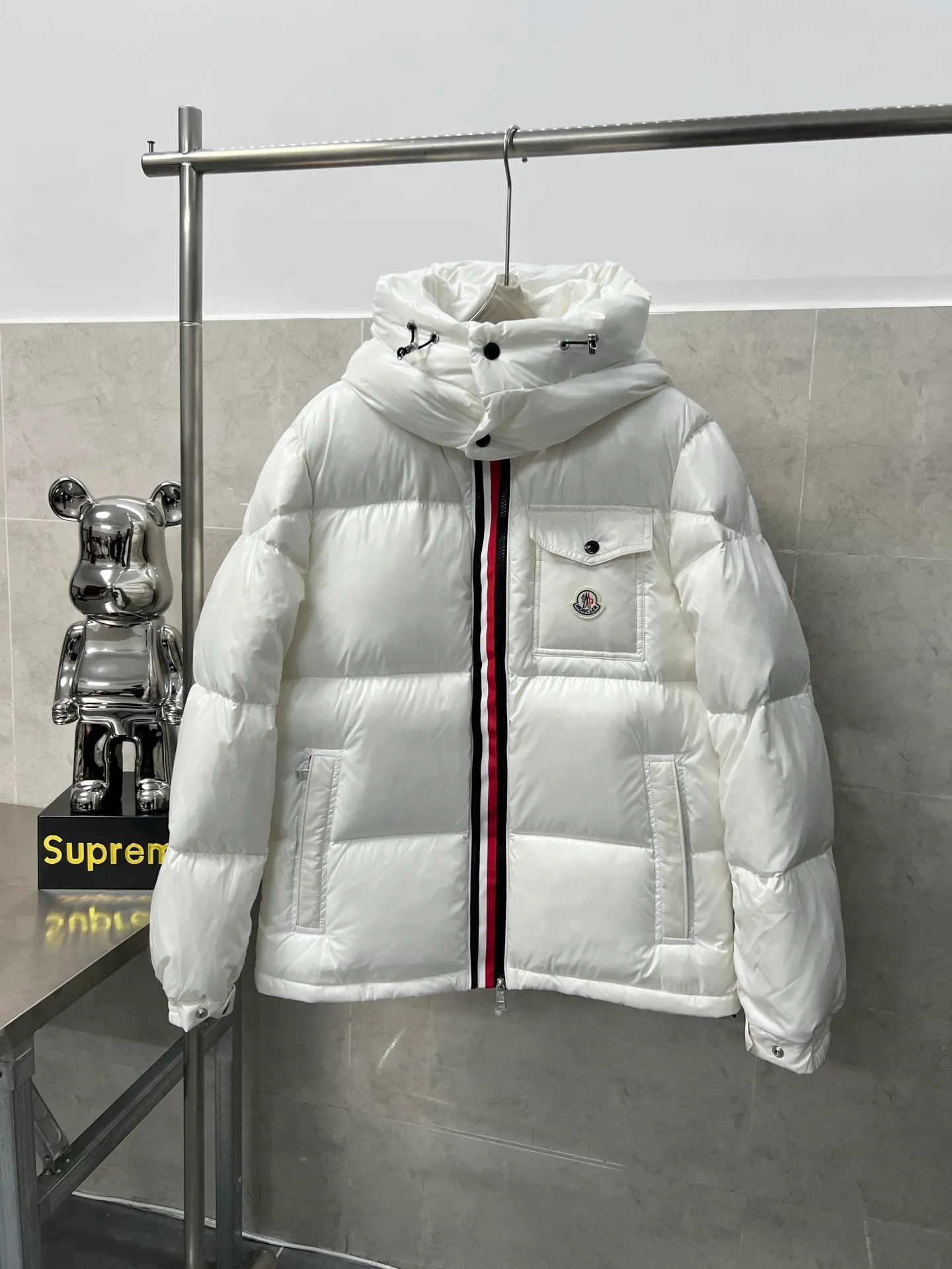 P740 Moncler masked three-color webbing down jacket. This style adopts a double-row zipper design and is decorated with red and white stripes of webbing. The style is fashionable and recognizable. This color-hopping design is very eye-catching in winter. It is not only suitable for cold outdoor environments, but also can become a fashionable item for urban wear. It is a perfect filling of direct-fill velvet technology, which is a typical combination of functionality and fashion, and has a very good fluffy texture. Lightweight, warm and cold-resistant capabilities are maximized. Size: 12345