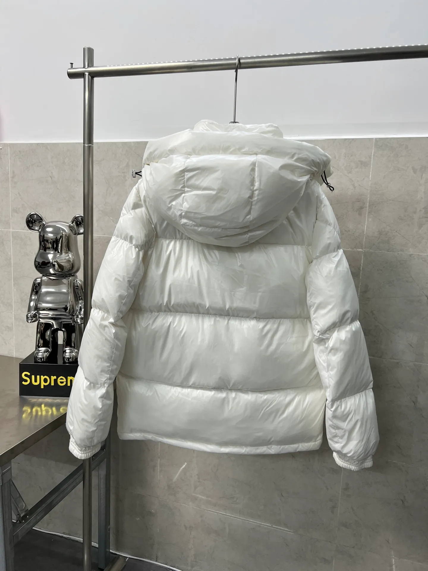P740 Moncler masked three-color webbing down jacket. This style adopts a double-row zipper design and is decorated with red and white stripes of webbing. The style is fashionable and recognizable. This color-hopping design is very eye-catching in winter. It is not only suitable for cold outdoor environments, but also can become a fashionable item for urban wear. It is a perfect filling of direct-fill velvet technology, which is a typical combination of functionality and fashion, and has a very good fluffy texture. Lightweight, warm and cold-resistant capabilities are maximized. Size: 12345