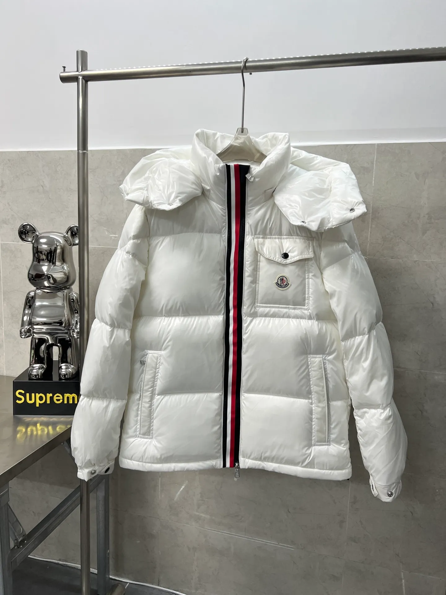 P740 Moncler masked three-color webbing down jacket. This style adopts a double-row zipper design and is decorated with red and white stripes of webbing. The style is fashionable and recognizable. This color-hopping design is very eye-catching in winter. It is not only suitable for cold outdoor environments, but also can become a fashionable item for urban wear. It is a perfect filling of direct-fill velvet technology, which is a typical combination of functionality and fashion, and has a very good fluffy texture. Lightweight, warm and cold-resistant capabilities are maximized. Size: 12345
