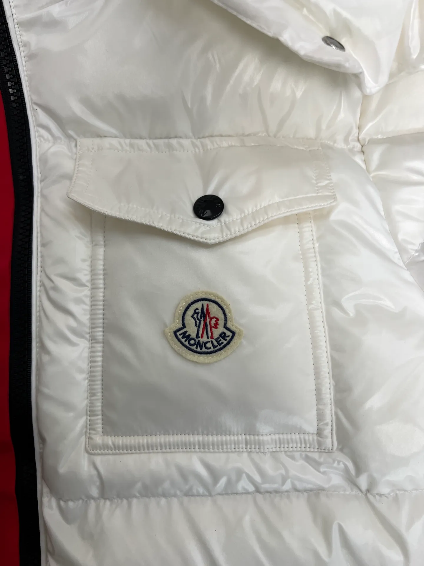 P740 Moncler masked three-color webbing down jacket. This style adopts a double-row zipper design and is decorated with red and white stripes of webbing. The style is fashionable and recognizable. This color-hopping design is very eye-catching in winter. It is not only suitable for cold outdoor environments, but also can become a fashionable item for urban wear. It is a perfect filling of direct-fill velvet technology, which is a typical combination of functionality and fashion, and has a very good fluffy texture. Lightweight, warm and cold-resistant capabilities are maximized. Size: 12345