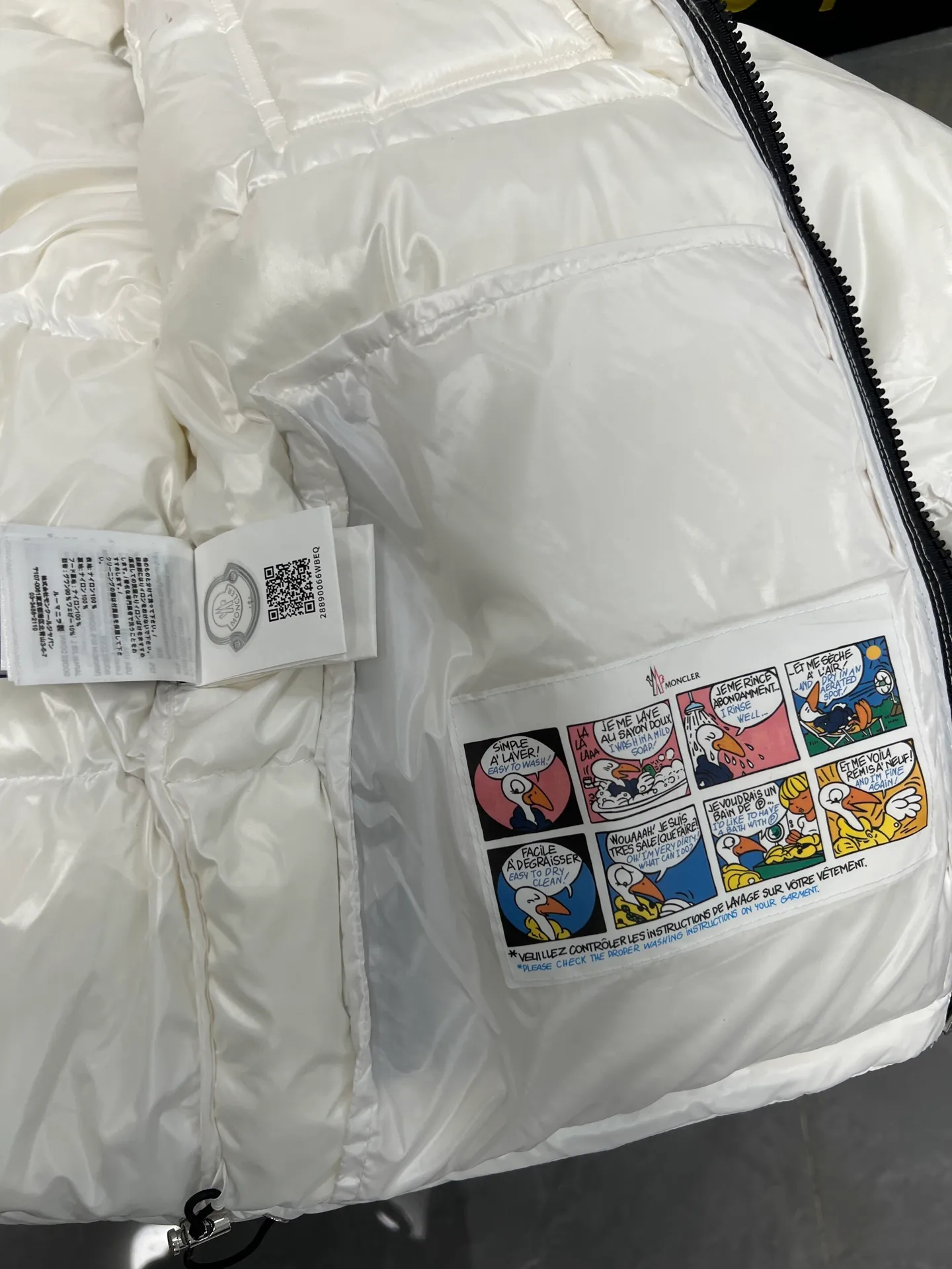 P740 Moncler masked three-color webbing down jacket. This style adopts a double-row zipper design and is decorated with red and white stripes of webbing. The style is fashionable and recognizable. This color-hopping design is very eye-catching in winter. It is not only suitable for cold outdoor environments, but also can become a fashionable item for urban wear. It is a perfect filling of direct-fill velvet technology, which is a typical combination of functionality and fashion, and has a very good fluffy texture. Lightweight, warm and cold-resistant capabilities are maximized. Size: 12345
