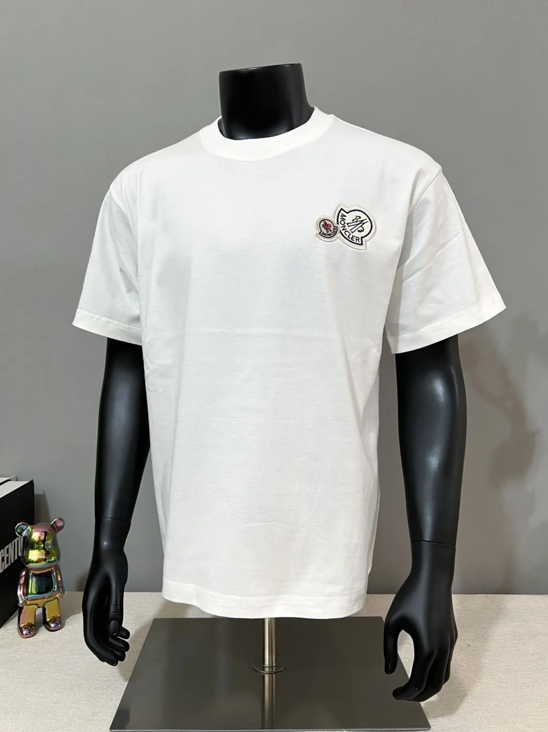 P140 MONCLER for Mongolian Mouth is new and is on sale at the same time as the official version; Double logo round neck short-sleeved T-shirt, the details match the official version, and the logo size is strictly controlled to be consistent with the original version , standard size, stitching details are in sync with the official version; Made of 240g double yarn 100% cotton fabric, imported woven thread, collar bone is not easy to deform, factory high temperature washing process, the fabric is soft and breathable, does not shrink, NCF washing mark identification, details are in place and the upper body is good-looking, European size version, loose and suitable, color: black, white, size XS-L