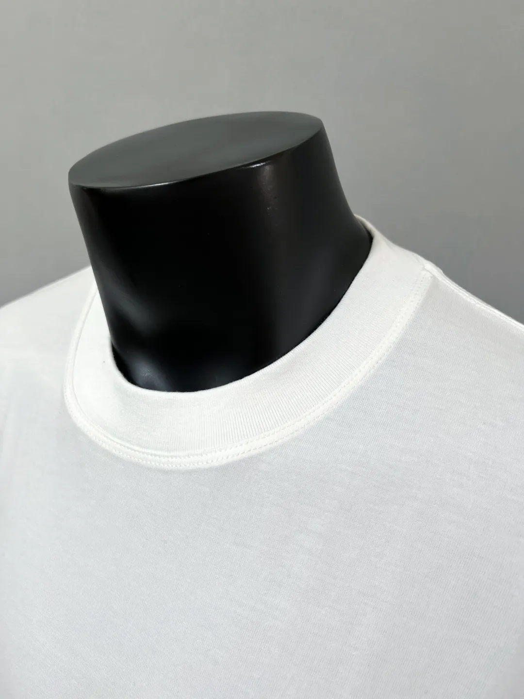 P140 MONCLER for Mongolian Mouth is new and is on sale at the same time as the official version; Double logo round neck short-sleeved T-shirt, the details match the official version, and the logo size is strictly controlled to be consistent with the original version , standard size, stitching details are in sync with the official version; Made of 240g double yarn 100% cotton fabric, imported woven thread, collar bone is not easy to deform, factory high temperature washing process, the fabric is soft and breathable, does not shrink, NCF washing mark identification, details are in place and the upper body is good-looking, European size version, loose and suitable, color: black, white, size XS-L