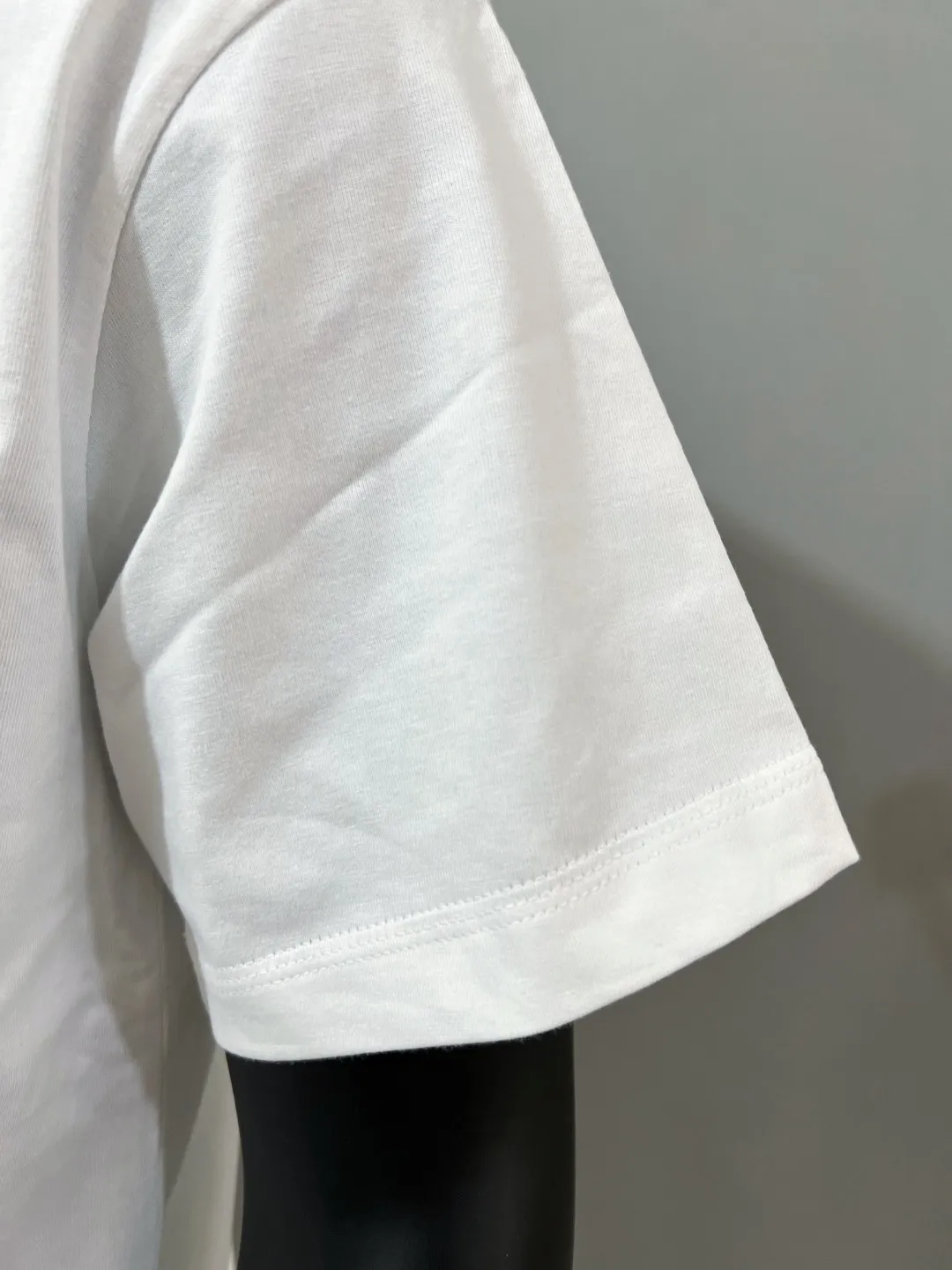 P140 MONCLER for Mongolian Mouth is new and is on sale at the same time as the official version; Double logo round neck short-sleeved T-shirt, the details match the official version, and the logo size is strictly controlled to be consistent with the original version , standard size, stitching details are in sync with the official version; Made of 240g double yarn 100% cotton fabric, imported woven thread, collar bone is not easy to deform, factory high temperature washing process, the fabric is soft and breathable, does not shrink, NCF washing mark identification, details are in place and the upper body is good-looking, European size version, loose and suitable, color: black, white, size XS-L