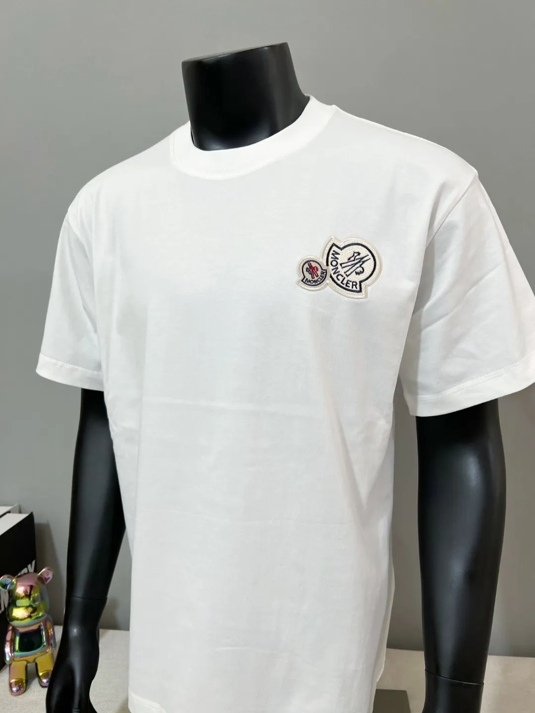 P140 MONCLER for Mongolian Mouth is new and is on sale at the same time as the official version; Double logo round neck short-sleeved T-shirt, the details match the official version, and the logo size is strictly controlled to be consistent with the original version , standard size, stitching details are in sync with the official version; Made of 240g double yarn 100% cotton fabric, imported woven thread, collar bone is not easy to deform, factory high temperature washing process, the fabric is soft and breathable, does not shrink, NCF washing mark identification, details are in place and the upper body is good-looking, European size version, loose and suitable, color: black, white, size XS-L
