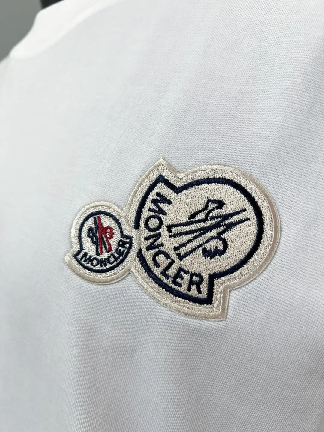 P140 MONCLER for Mongolian Mouth is new and is on sale at the same time as the official version; Double logo round neck short-sleeved T-shirt, the details match the official version, and the logo size is strictly controlled to be consistent with the original version , standard size, stitching details are in sync with the official version; Made of 240g double yarn 100% cotton fabric, imported woven thread, collar bone is not easy to deform, factory high temperature washing process, the fabric is soft and breathable, does not shrink, NCF washing mark identification, details are in place and the upper body is good-looking, European size version, loose and suitable, color: black, white, size XS-L