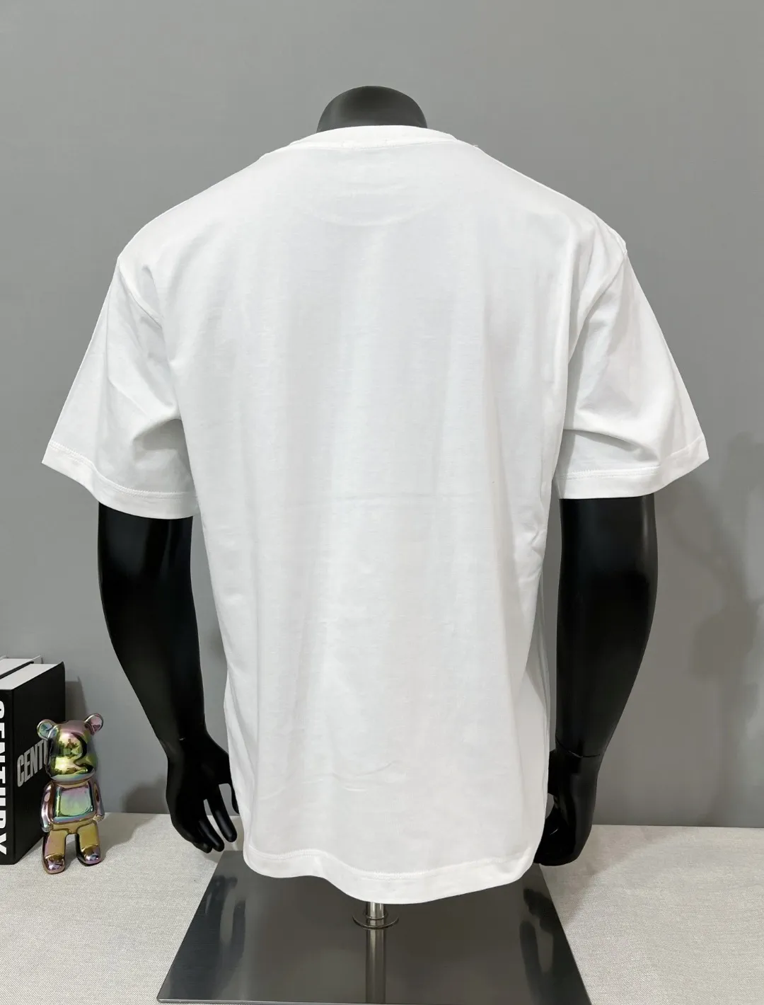 P140 MONCLER for Mongolian Mouth is new and is on sale at the same time as the official version; Double logo round neck short-sleeved T-shirt, the details match the official version, and the logo size is strictly controlled to be consistent with the original version , standard size, stitching details are in sync with the official version; Made of 240g double yarn 100% cotton fabric, imported woven thread, collar bone is not easy to deform, factory high temperature washing process, the fabric is soft and breathable, does not shrink, NCF washing mark identification, details are in place and the upper body is good-looking, European size version, loose and suitable, color: black, white, size XS-L