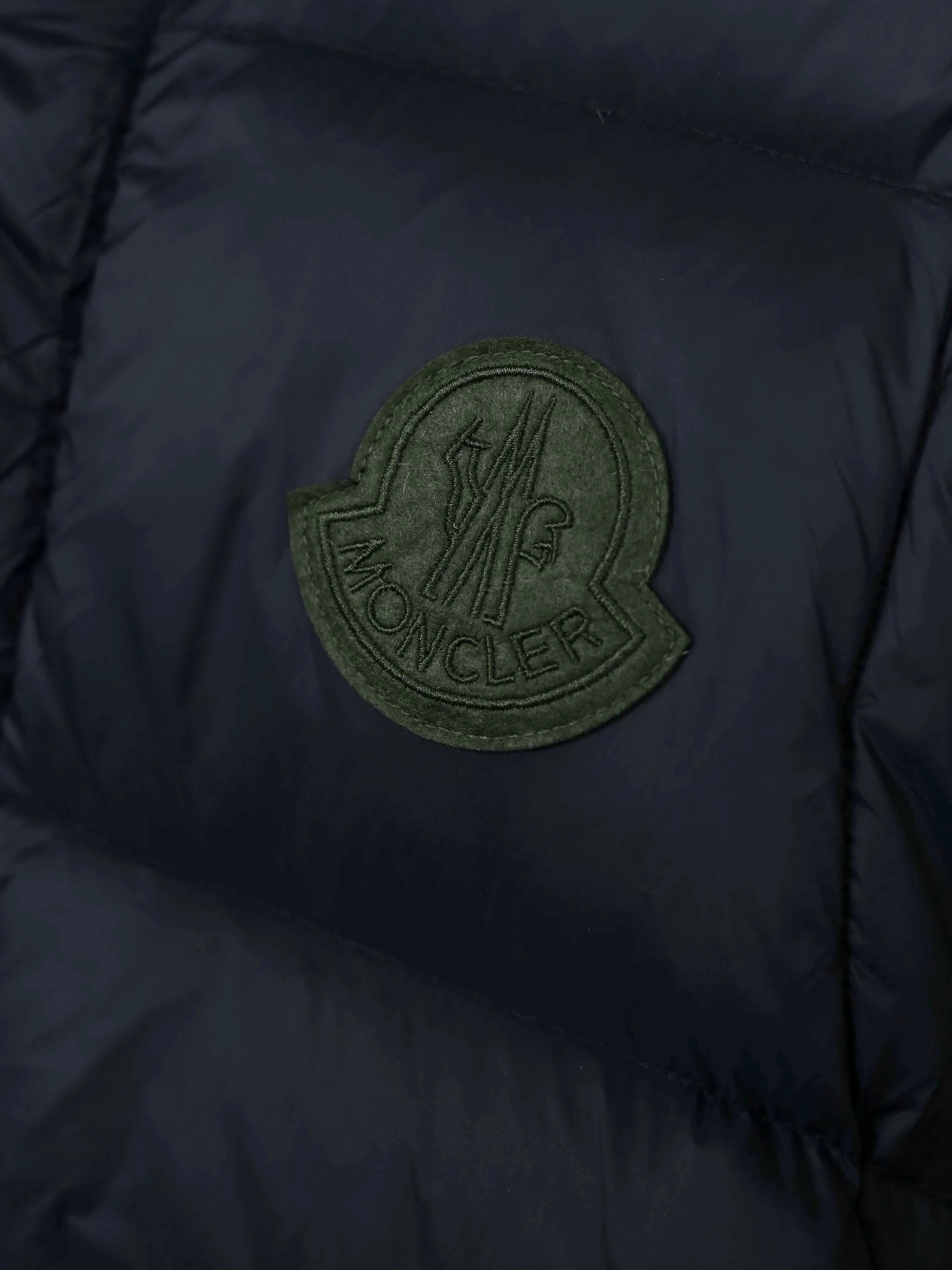 P910 Moncler/Mask Cyclone two-in-one detachable down jacket. Duck down filling, light upper body and not bulky. Easy to wear in the winter. Changeable/jacket/hooded vest. Stand-up collar vest/hooded down jacket. One garment for multiple wears.