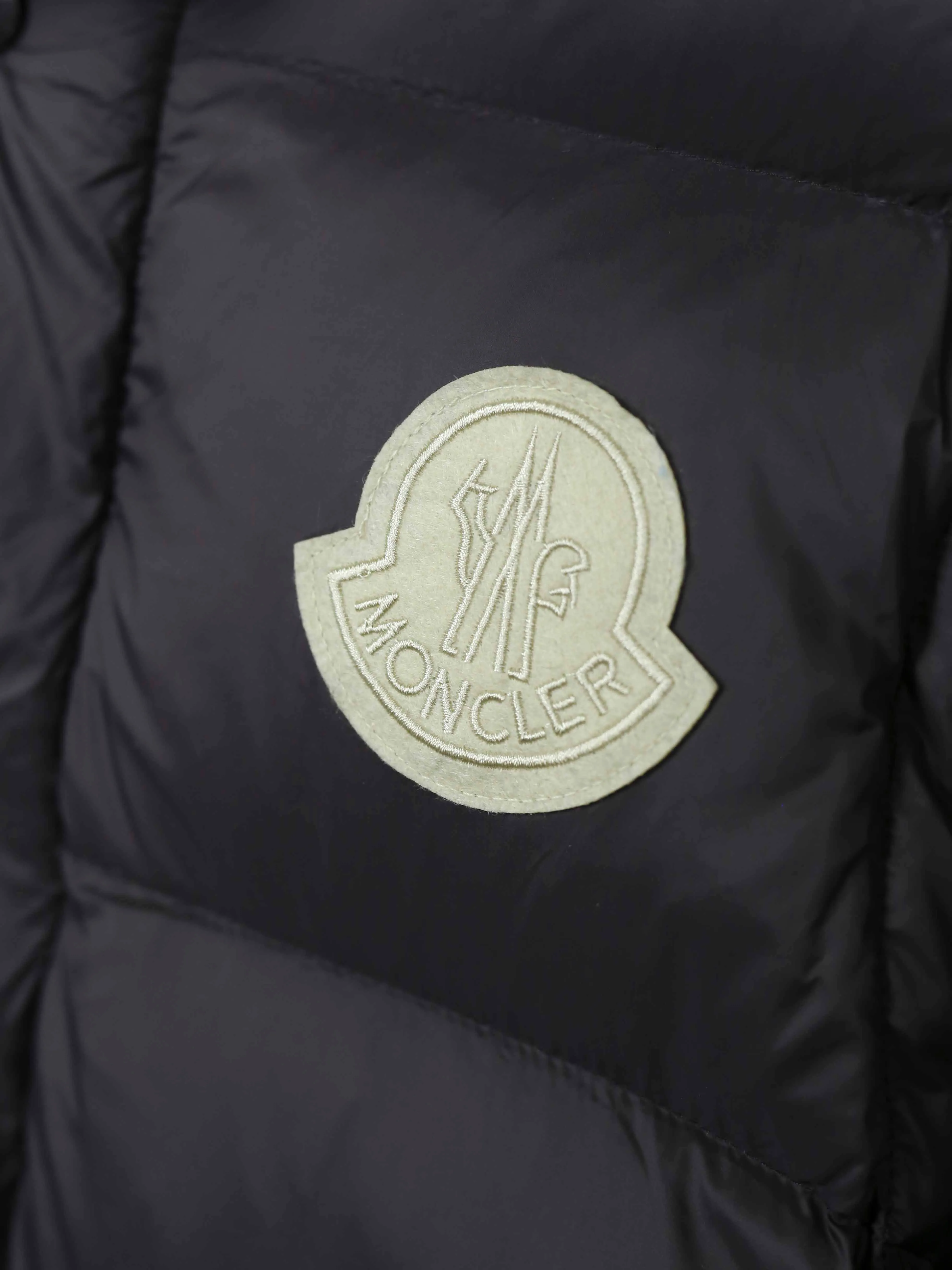 P910 Moncler/Mask Cyclone two-in-one detachable down jacket. Duck down filling, light upper body and not bulky. Easy to wear in the winter. Changeable/jacket/hooded vest. Stand-up collar vest/hooded down jacket. One garment for multiple wears.