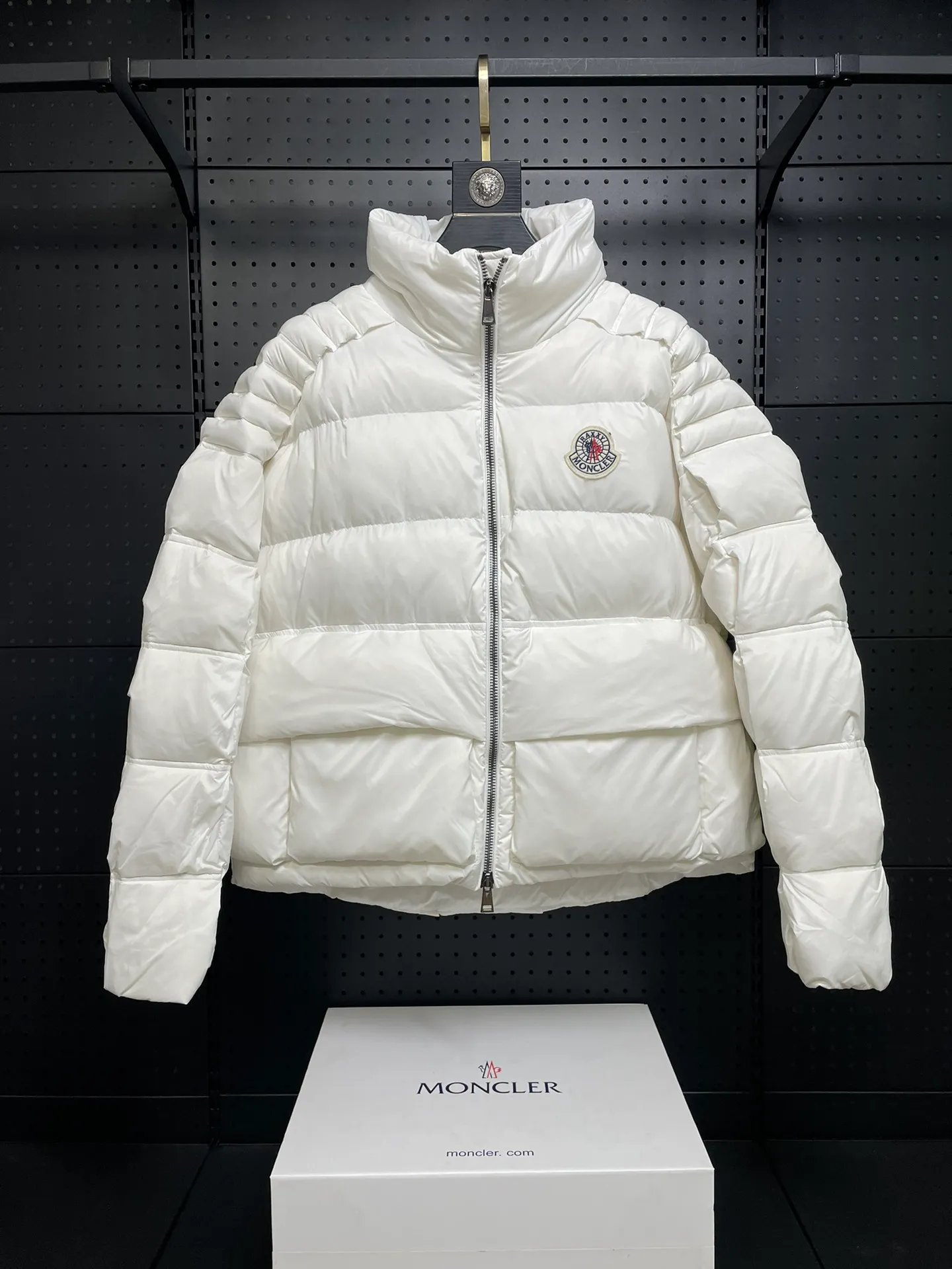P1100 Premium down⬆️Moncler Actors Zhou Yutong and Wang Anyu passionately interpret the "dream staircase" design concept. This three-dimensional quilted down jacket is made of lightweight tear-resistant fabric and was created in collaboration with Christopher Raxxy. This down jacket is inspired by a spiral staircase, with decorative elements that represent the winding steps of destiny. Details Made of lightweight ripstop fabric Fine ripstop lining Zippered opening and hidden pockets Windproof fly Zip closure Quilted patch, down-filled Co-branded felt logo patch size: 0123