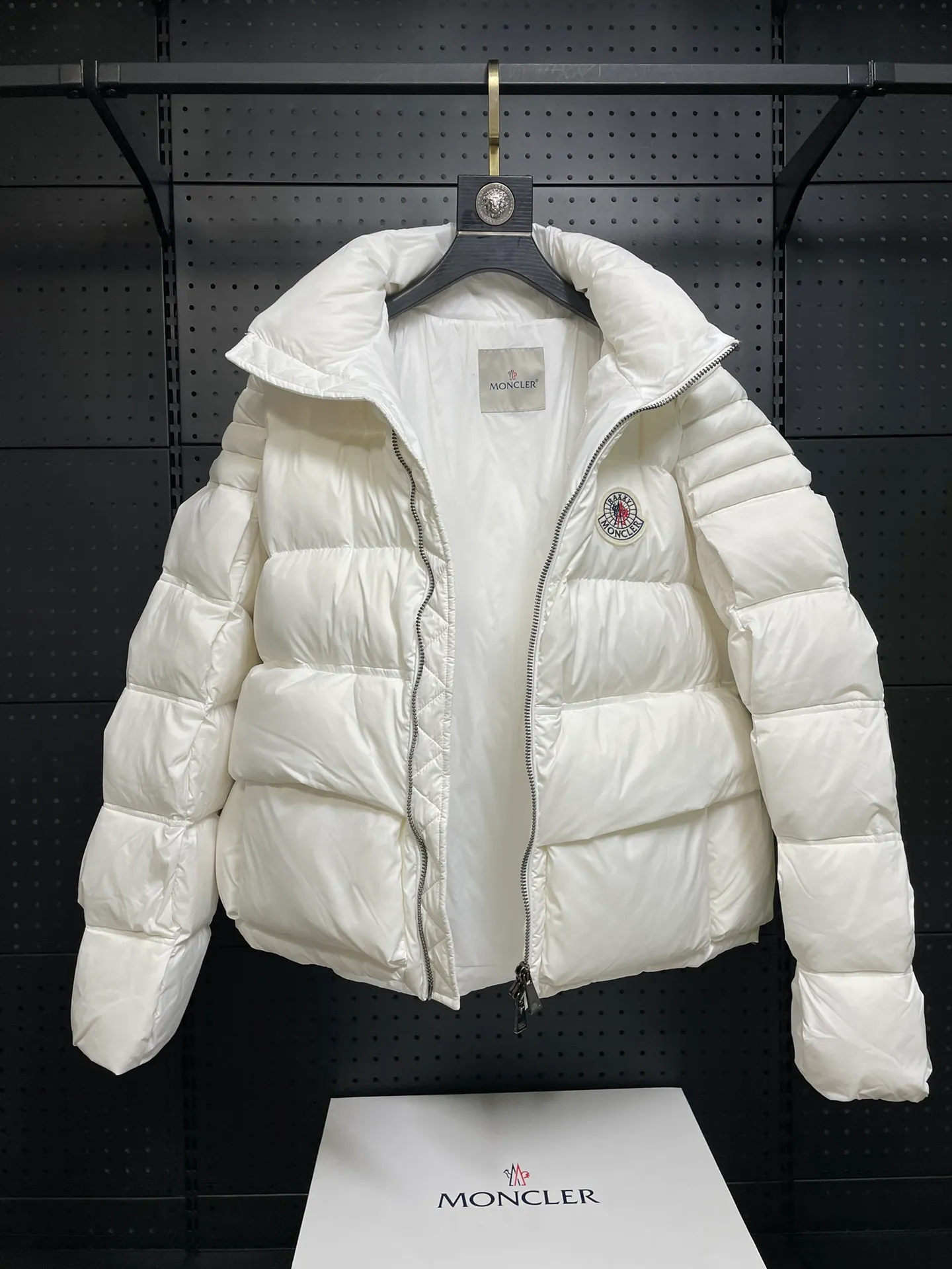P1100 Premium down⬆️Moncler Actors Zhou Yutong and Wang Anyu passionately interpret the "dream staircase" design concept. This three-dimensional quilted down jacket is made of lightweight tear-resistant fabric and was created in collaboration with Christopher Raxxy. This down jacket is inspired by a spiral staircase, with decorative elements that represent the winding steps of destiny. Details Made of lightweight ripstop fabric Fine ripstop lining Zippered opening and hidden pockets Windproof fly Zip closure Quilted patch, down-filled Co-branded felt logo patch size: 0123