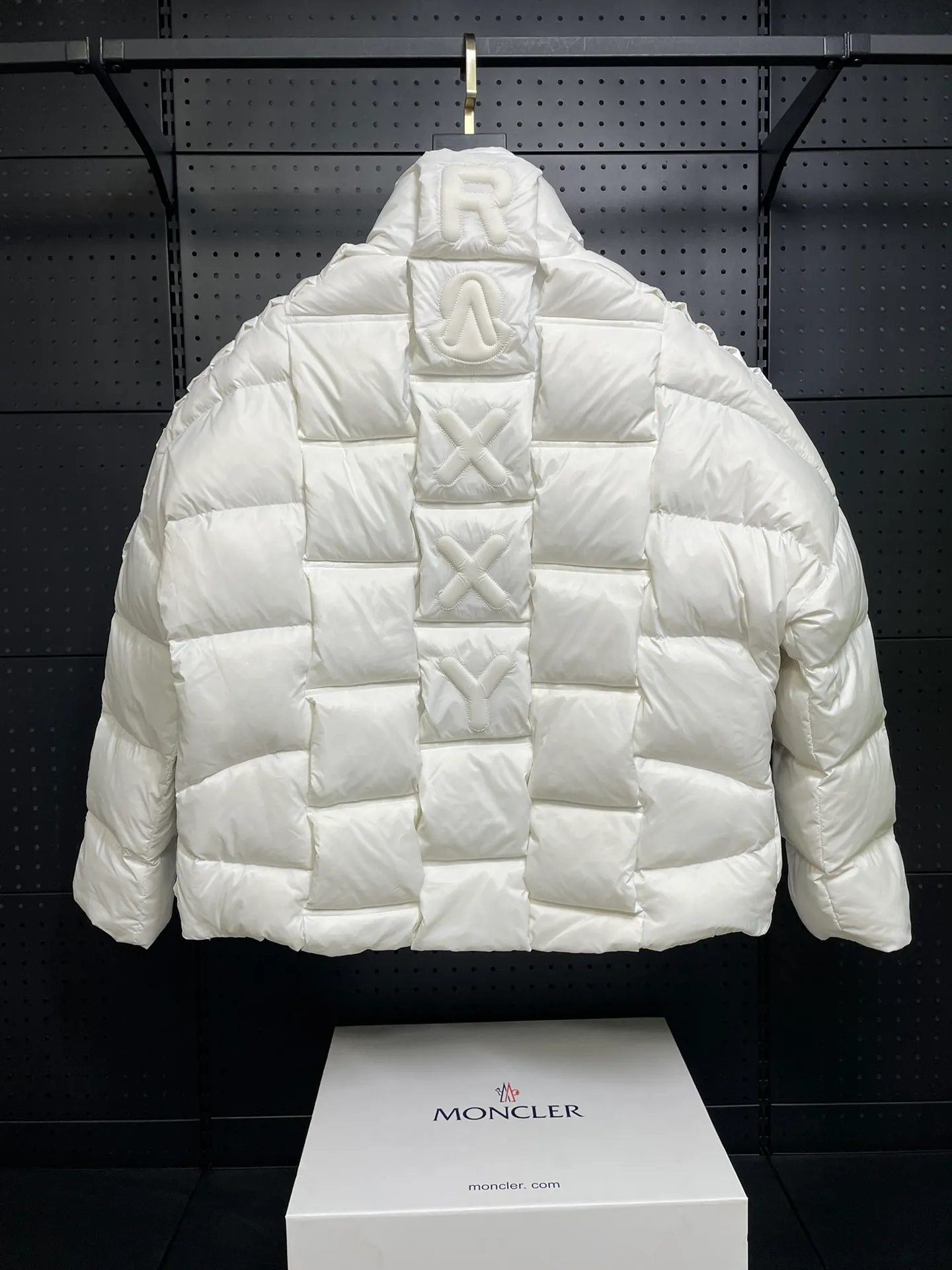 P1100 Premium down⬆️Moncler Actors Zhou Yutong and Wang Anyu passionately interpret the "dream staircase" design concept. This three-dimensional quilted down jacket is made of lightweight tear-resistant fabric and was created in collaboration with Christopher Raxxy. This down jacket is inspired by a spiral staircase, with decorative elements that represent the winding steps of destiny. Details Made of lightweight ripstop fabric Fine ripstop lining Zippered opening and hidden pockets Windproof fly Zip closure Quilted patch, down-filled Co-branded felt logo patch size: 0123