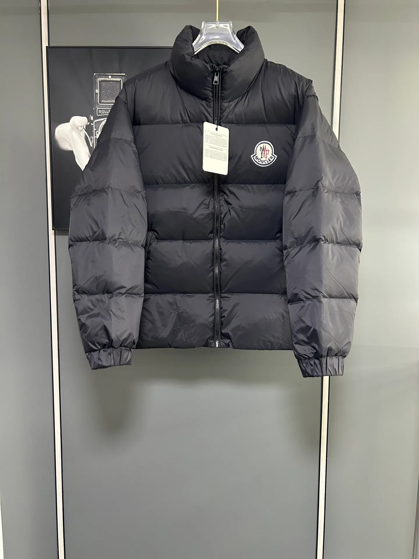 P660 Moncler Citala short men's down jacket jacket. Filled with premium European duck neck down. With a fill power of 850+, the Citala men's short down jacket is made of pop-colored lightweight fabric, highlighting the vitality of the series.  Made from lightweight nylon with a longue saison lining, the Citala down jacket is comfortable and warm without being bulky. This cropped down jacket has a comfortable fit, a signature turtleneck and a quilted, checkered silhouette. Details Made from lightweight nylon fabric, zipper closure, zippered pockets, elastic cuffs and hem Color: Navy Size: M-3XL
