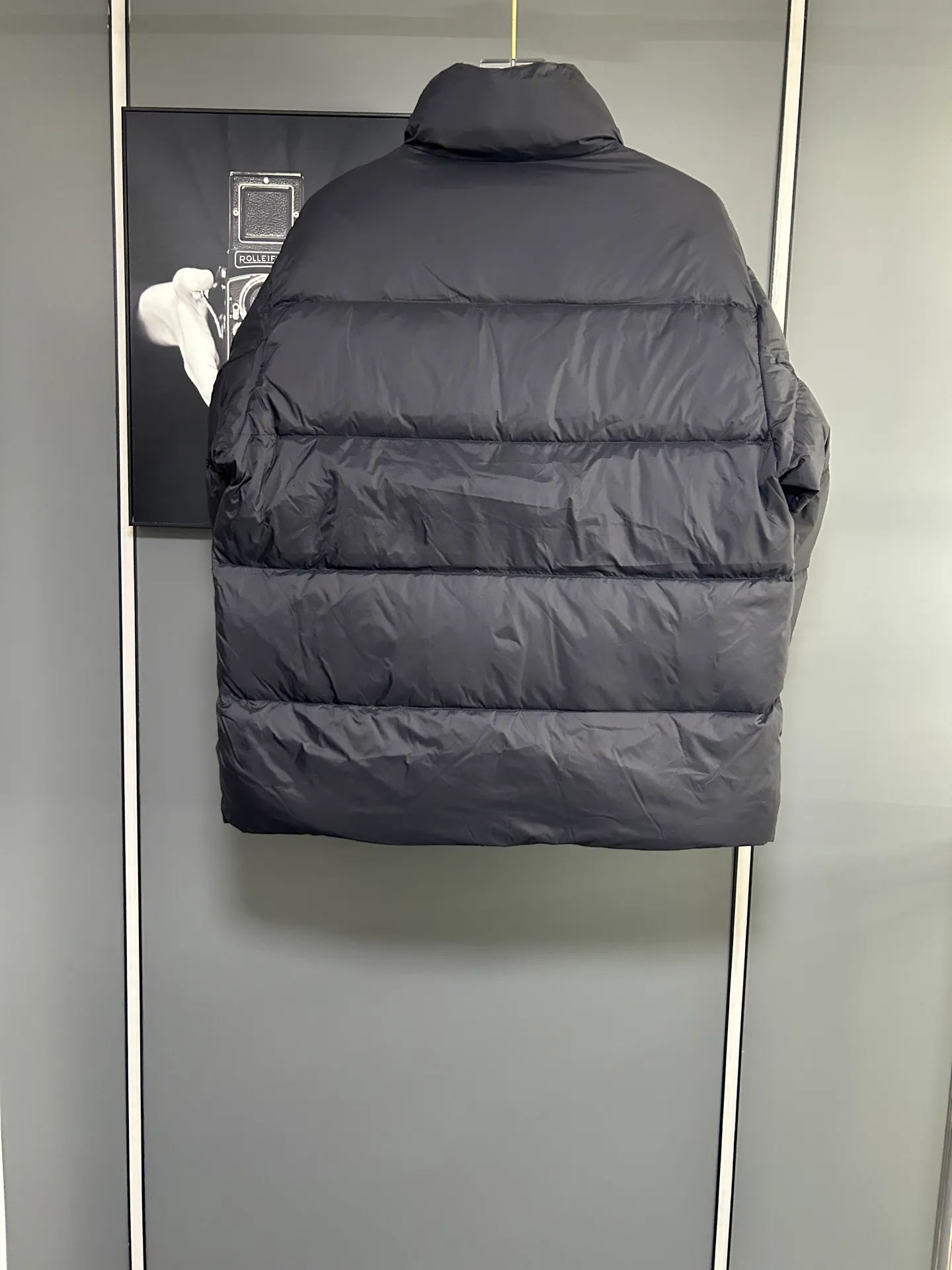 P660 Moncler Citala short men's down jacket jacket. Filled with premium European duck neck down. With a fill power of 850+, the Citala men's short down jacket is made of pop-colored lightweight fabric, highlighting the vitality of the series.  Made from lightweight nylon with a longue saison lining, the Citala down jacket is comfortable and warm without being bulky. This cropped down jacket has a comfortable fit, a signature turtleneck and a quilted, checkered silhouette. Details Made from lightweight nylon fabric, zipper closure, zippered pockets, elastic cuffs and hem Color: Navy Size: M-3XL