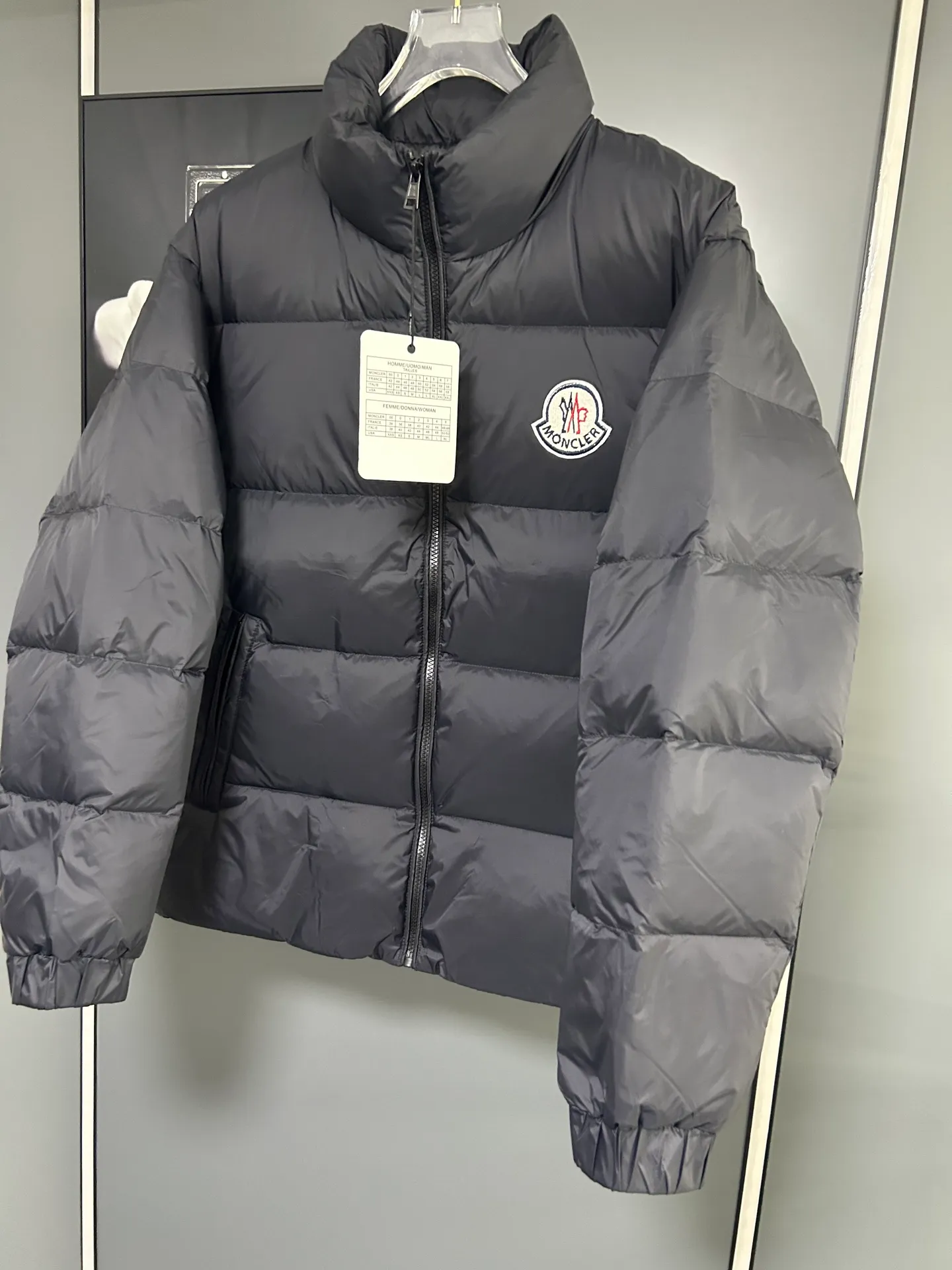 P660 Moncler Citala short men's down jacket jacket. Filled with premium European duck neck down. With a fill power of 850+, the Citala men's short down jacket is made of pop-colored lightweight fabric, highlighting the vitality of the series.  Made from lightweight nylon with a longue saison lining, the Citala down jacket is comfortable and warm without being bulky. This cropped down jacket has a comfortable fit, a signature turtleneck and a quilted, checkered silhouette. Details Made from lightweight nylon fabric, zipper closure, zippered pockets, elastic cuffs and hem Color: Navy Size: M-3XL