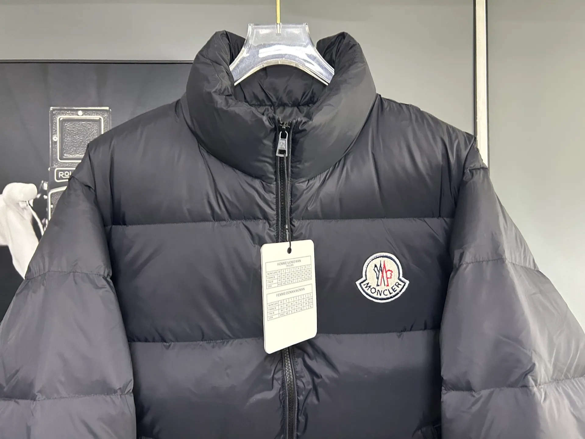 P660 Moncler Citala short men's down jacket jacket. Filled with premium European duck neck down. With a fill power of 850+, the Citala men's short down jacket is made of pop-colored lightweight fabric, highlighting the vitality of the series.  Made from lightweight nylon with a longue saison lining, the Citala down jacket is comfortable and warm without being bulky. This cropped down jacket has a comfortable fit, a signature turtleneck and a quilted, checkered silhouette. Details Made from lightweight nylon fabric, zipper closure, zippered pockets, elastic cuffs and hem Color: Navy Size: M-3XL