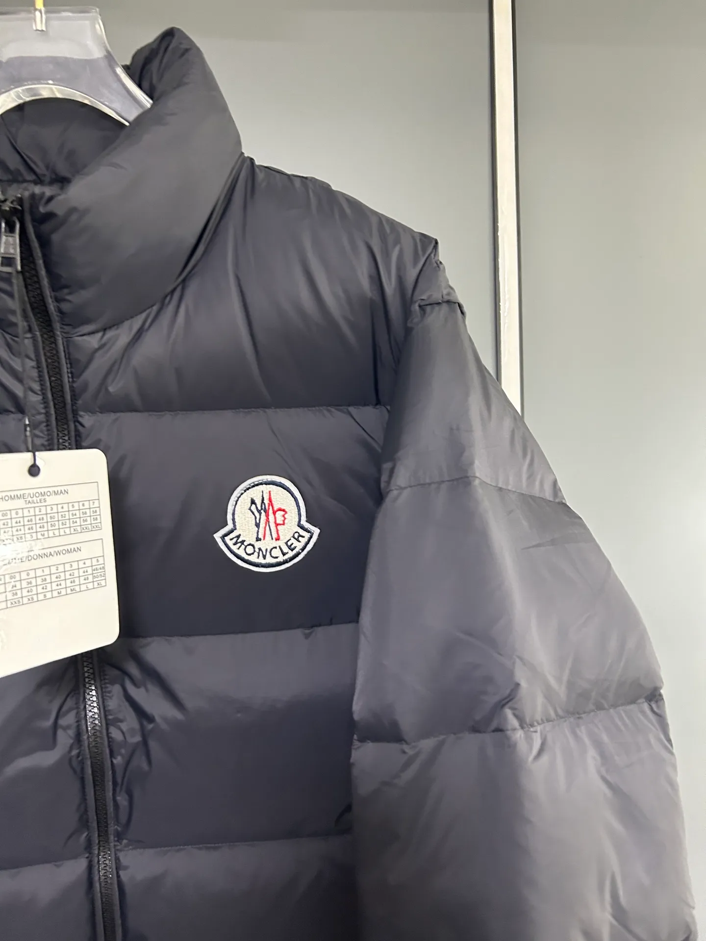 P660 Moncler Citala short men's down jacket jacket. Filled with premium European duck neck down. With a fill power of 850+, the Citala men's short down jacket is made of pop-colored lightweight fabric, highlighting the vitality of the series.  Made from lightweight nylon with a longue saison lining, the Citala down jacket is comfortable and warm without being bulky. This cropped down jacket has a comfortable fit, a signature turtleneck and a quilted, checkered silhouette. Details Made from lightweight nylon fabric, zipper closure, zippered pockets, elastic cuffs and hem Color: Navy Size: M-3XL