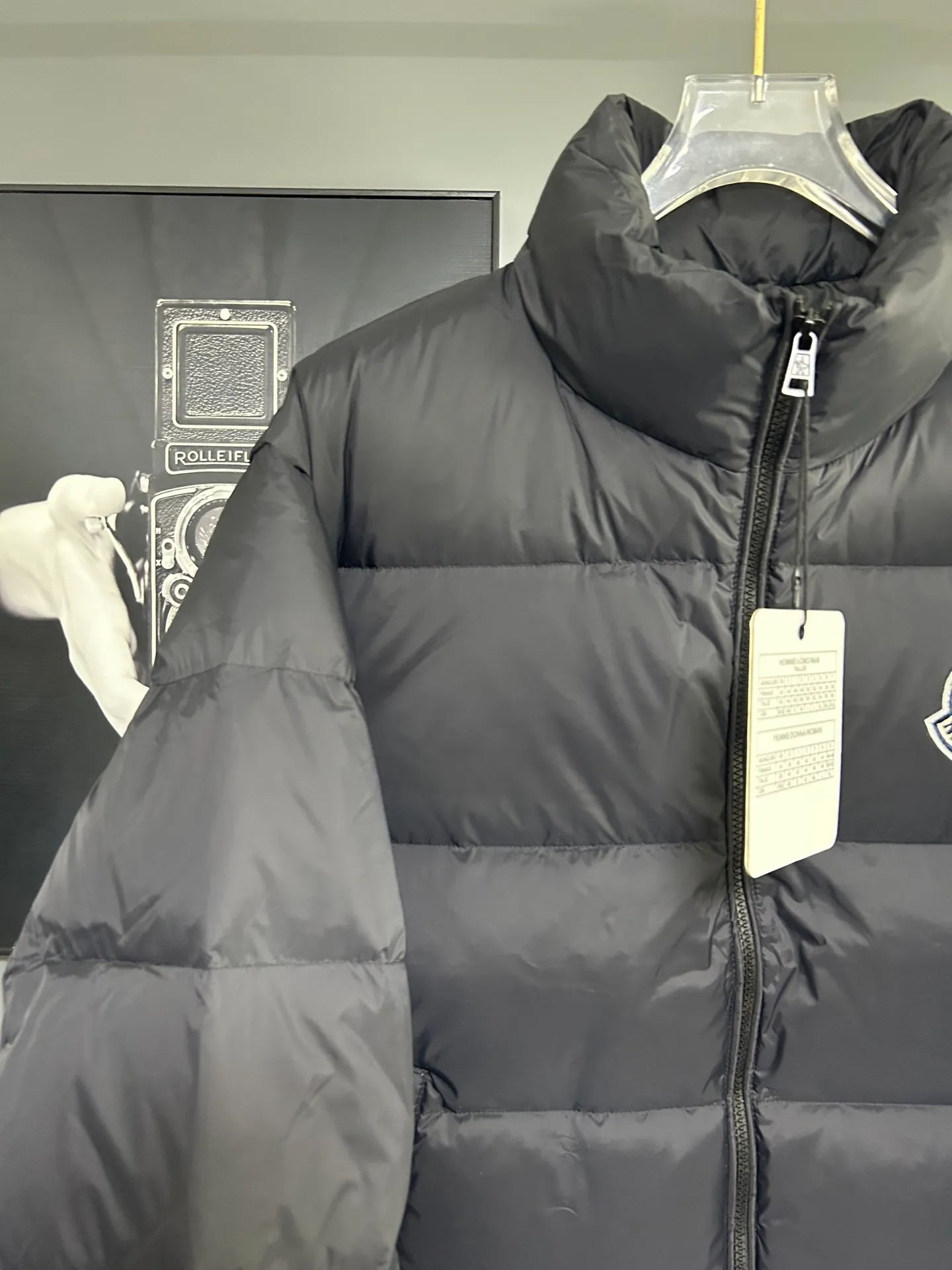 P660 Moncler Citala short men's down jacket jacket. Filled with premium European duck neck down. With a fill power of 850+, the Citala men's short down jacket is made of pop-colored lightweight fabric, highlighting the vitality of the series.  Made from lightweight nylon with a longue saison lining, the Citala down jacket is comfortable and warm without being bulky. This cropped down jacket has a comfortable fit, a signature turtleneck and a quilted, checkered silhouette. Details Made from lightweight nylon fabric, zipper closure, zippered pockets, elastic cuffs and hem Color: Navy Size: M-3XL