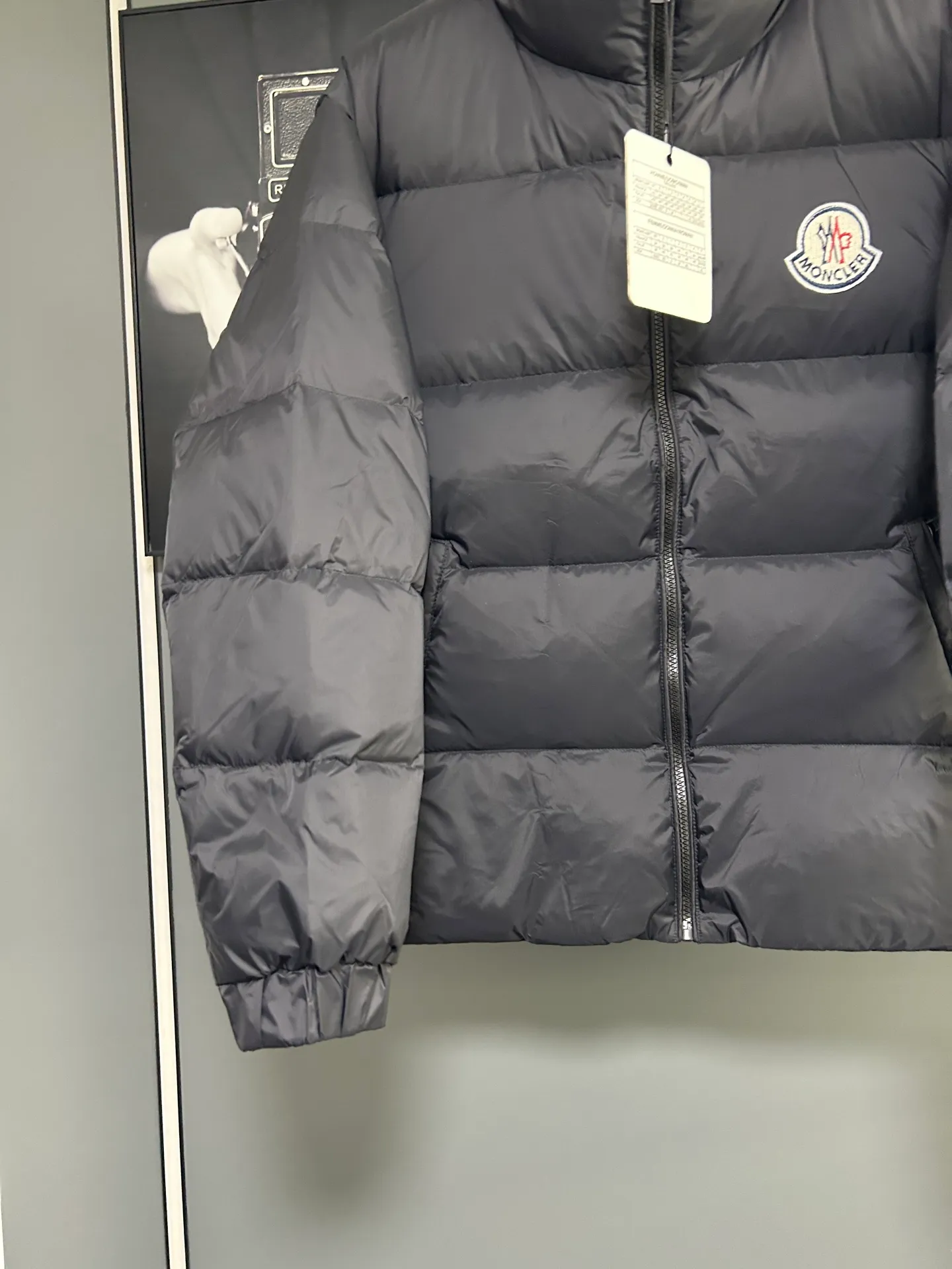 P660 Moncler Citala short men's down jacket jacket. Filled with premium European duck neck down. With a fill power of 850+, the Citala men's short down jacket is made of pop-colored lightweight fabric, highlighting the vitality of the series.  Made from lightweight nylon with a longue saison lining, the Citala down jacket is comfortable and warm without being bulky. This cropped down jacket has a comfortable fit, a signature turtleneck and a quilted, checkered silhouette. Details Made from lightweight nylon fabric, zipper closure, zippered pockets, elastic cuffs and hem Color: Navy Size: M-3XL