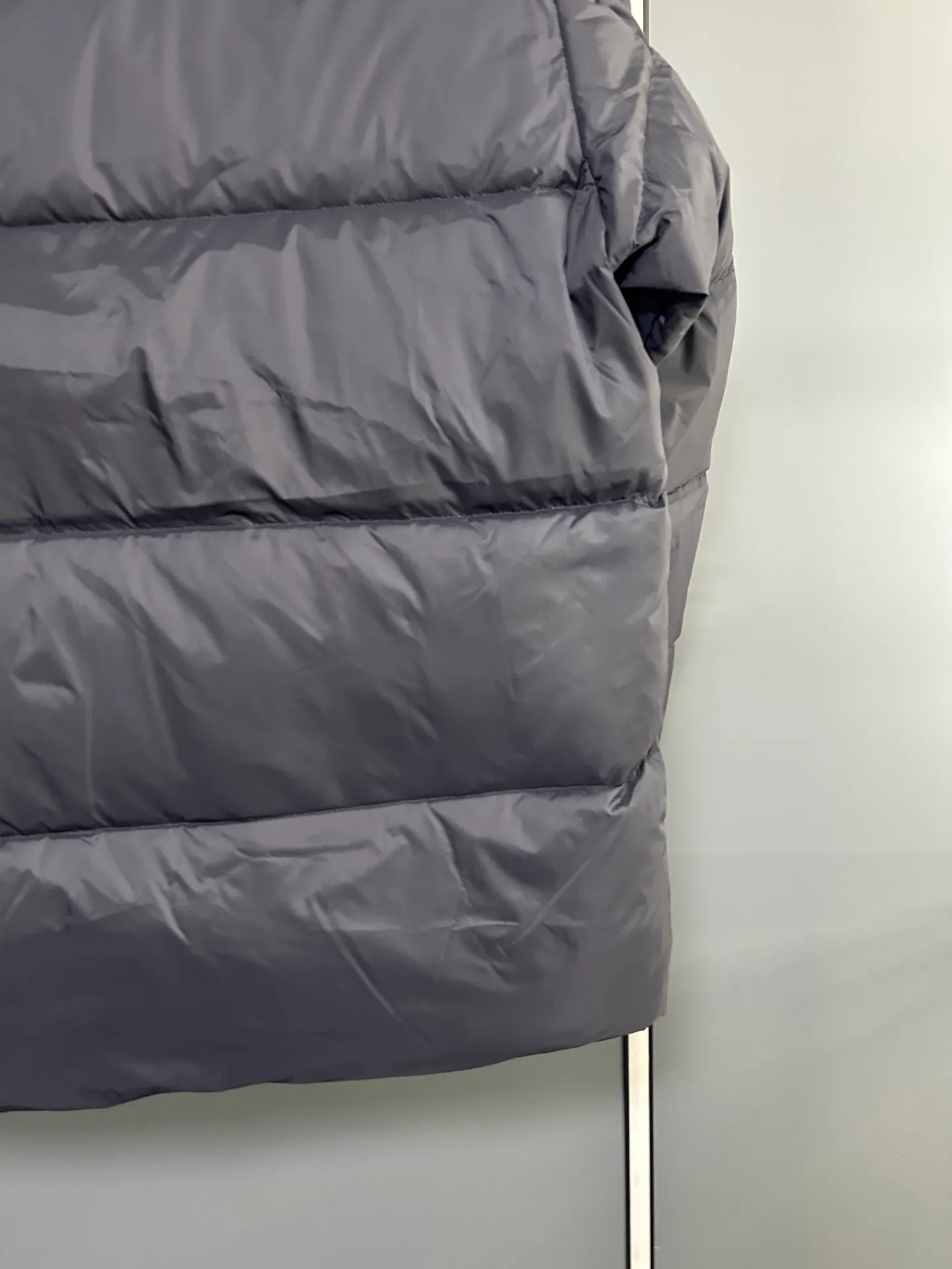 P660 Moncler Citala short men's down jacket jacket. Filled with premium European duck neck down. With a fill power of 850+, the Citala men's short down jacket is made of pop-colored lightweight fabric, highlighting the vitality of the series.  Made from lightweight nylon with a longue saison lining, the Citala down jacket is comfortable and warm without being bulky. This cropped down jacket has a comfortable fit, a signature turtleneck and a quilted, checkered silhouette. Details Made from lightweight nylon fabric, zipper closure, zippered pockets, elastic cuffs and hem Color: Navy Size: M-3XL