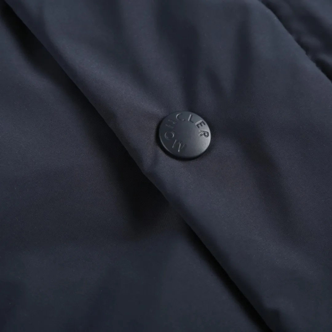 P900 MONCLER Solid Color Stand Collar Down Jacket Fabric selection: 100% polyester fiber is selected and processed through microfiberization. The individual fibers become extremely fine, which greatly increases the fiber surface area, making the fabric soft and smooth, and the touch is close to natural fibers. The high-density textile method makes the structure tight, thus giving it a certain degree of wrinkle resistance, windproof warmth and wear resistance.  Lining selection: Use 100% polyamide to create the lining. The high-density and tight weaving process prevents fine lint from getting out of the gaps in the fabric. The smooth surface improves the putting on and taking off experience, and the excellent wear and tear resistance ensures damage caused by frequent use, while the light and soft texture does not affect the overall weight.  High-quality filling: 90 white duck down is selected, with a weight of 210g, ensuring excellent thermal insulation performance. After strict screening and treatment, the velvet is not easy to drill, ensuring durability. Craftsmanship: The interior is quilted with imported No. 7 needles + anti-velvet fine thread, with 13 stitches every three centimeters. The stitches are straight and there is no skipped stitches.  Details: The stand-up collar makes the overall lines look more concise and capable, can wrap the neck well, prevent cold wind from pouring in, and has excellent thermal insulation performance. Whether worn with a scarf or worn alone, combined with the characteristics of the version, it looks energetic, neat and not bloated.  Accessories: one-to-one customized zipper puller, one-to-one customized snap button, one-to-one customized badge SIZE: 1 2 3 4