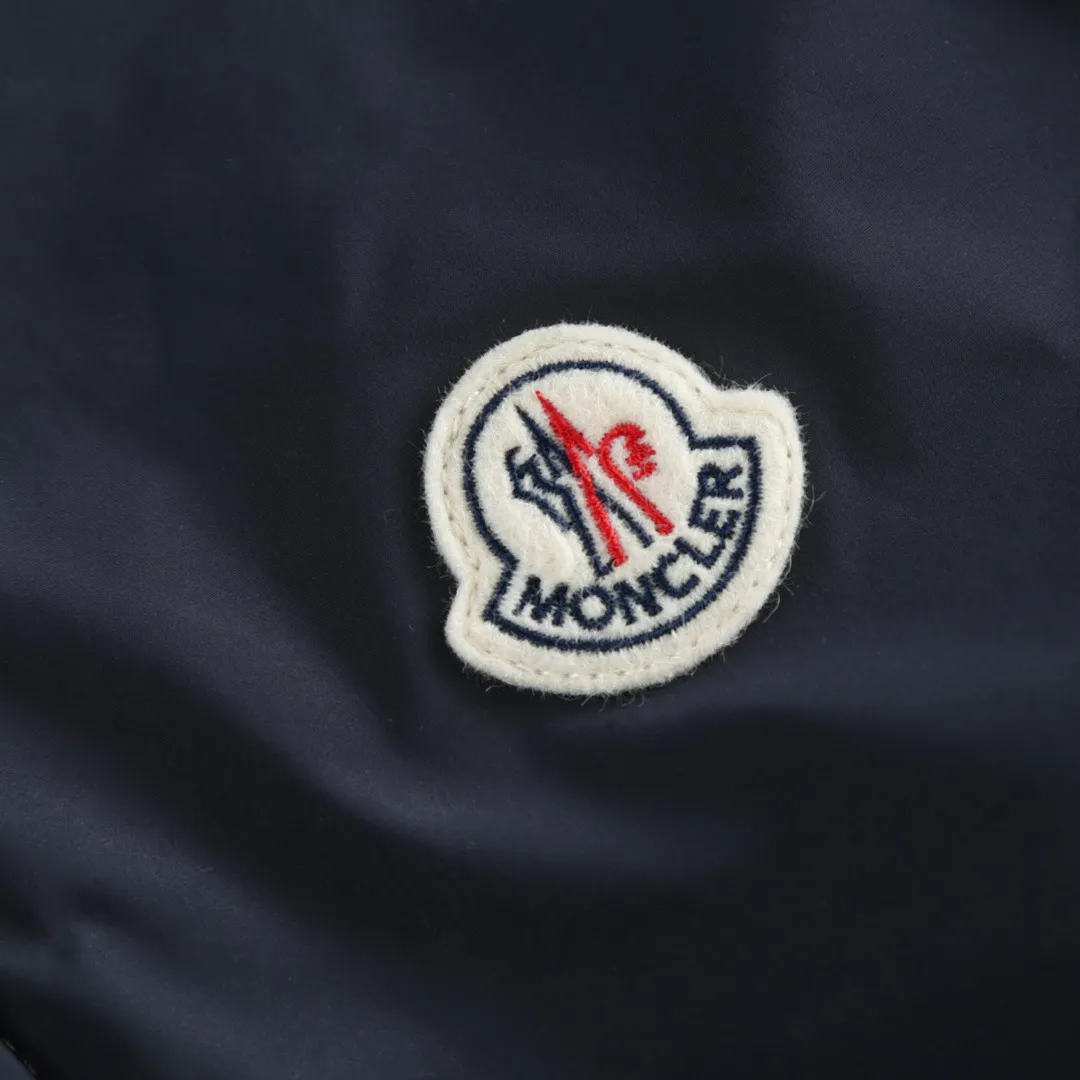 P900 MONCLER Solid Color Stand Collar Down Jacket Fabric selection: 100% polyester fiber is selected and processed through microfiberization. The individual fibers become extremely fine, which greatly increases the fiber surface area, making the fabric soft and smooth, and the touch is close to natural fibers. The high-density textile method makes the structure tight, thus giving it a certain degree of wrinkle resistance, windproof warmth and wear resistance.  Lining selection: Use 100% polyamide to create the lining. The high-density and tight weaving process prevents fine lint from getting out of the gaps in the fabric. The smooth surface improves the putting on and taking off experience, and the excellent wear and tear resistance ensures damage caused by frequent use, while the light and soft texture does not affect the overall weight.  High-quality filling: 90 white duck down is selected, with a weight of 210g, ensuring excellent thermal insulation performance. After strict screening and treatment, the velvet is not easy to drill, ensuring durability. Craftsmanship: The interior is quilted with imported No. 7 needles + anti-velvet fine thread, with 13 stitches every three centimeters. The stitches are straight and there is no skipped stitches.  Details: The stand-up collar makes the overall lines look more concise and capable, can wrap the neck well, prevent cold wind from pouring in, and has excellent thermal insulation performance. Whether worn with a scarf or worn alone, combined with the characteristics of the version, it looks energetic, neat and not bloated.  Accessories: one-to-one customized zipper puller, one-to-one customized snap button, one-to-one customized badge SIZE: 1 2 3 4