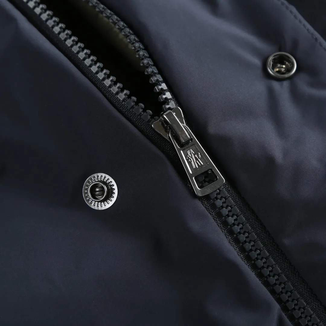 P900 MONCLER Solid Color Stand Collar Down Jacket Fabric selection: 100% polyester fiber is selected and processed through microfiberization. The individual fibers become extremely fine, which greatly increases the fiber surface area, making the fabric soft and smooth, and the touch is close to natural fibers. The high-density textile method makes the structure tight, thus giving it a certain degree of wrinkle resistance, windproof warmth and wear resistance.  Lining selection: Use 100% polyamide to create the lining. The high-density and tight weaving process prevents fine lint from getting out of the gaps in the fabric. The smooth surface improves the putting on and taking off experience, and the excellent wear and tear resistance ensures damage caused by frequent use, while the light and soft texture does not affect the overall weight.  High-quality filling: 90 white duck down is selected, with a weight of 210g, ensuring excellent thermal insulation performance. After strict screening and treatment, the velvet is not easy to drill, ensuring durability. Craftsmanship: The interior is quilted with imported No. 7 needles + anti-velvet fine thread, with 13 stitches every three centimeters. The stitches are straight and there is no skipped stitches.  Details: The stand-up collar makes the overall lines look more concise and capable, can wrap the neck well, prevent cold wind from pouring in, and has excellent thermal insulation performance. Whether worn with a scarf or worn alone, combined with the characteristics of the version, it looks energetic, neat and not bloated.  Accessories: one-to-one customized zipper puller, one-to-one customized snap button, one-to-one customized badge SIZE: 1 2 3 4