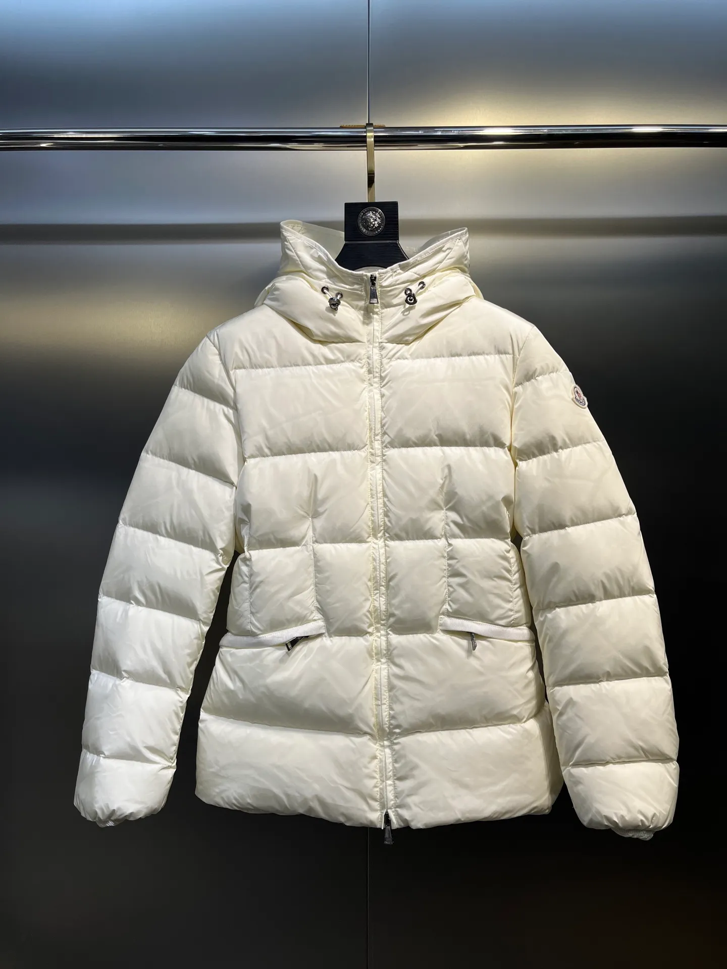 P800 moncler⭐️ 25 autumn and winter new product Avoce waist women's down jacket ~ official website synchronization 🈶 sale ~ high-end original order quality ~ development of hardware accessories, all details are fully processed. 〰️ The waist is perfect and the upper body effect is amazing. A must-have for goddesses. Versatility, fashionable and handsome. National standard 90 white duck down filling. Original memory silk fabric. Texture is upright and stylish. Keeps warm and refuses to be bloated. The upper body is so beautiful that it has no friends. size: 1234