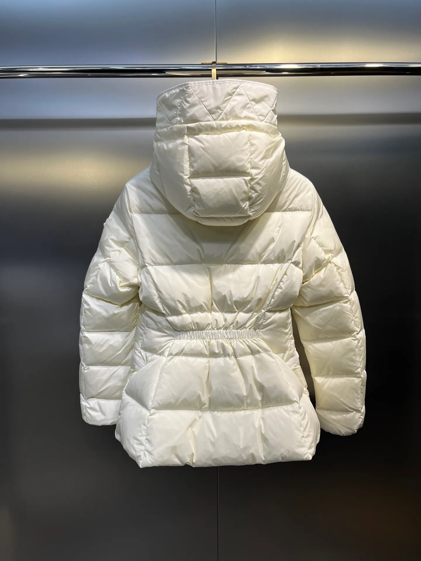P800 moncler⭐️ 25 autumn and winter new product Avoce waist women's down jacket ~ official website synchronization 🈶 sale ~ high-end original order quality ~ development of hardware accessories, all details are fully processed. 〰️ The waist is perfect and the upper body effect is amazing. A must-have for goddesses. Versatility, fashionable and handsome. National standard 90 white duck down filling. Original memory silk fabric. Texture is upright and stylish. Keeps warm and refuses to be bloated. The upper body is so beautiful that it has no friends. size: 1234