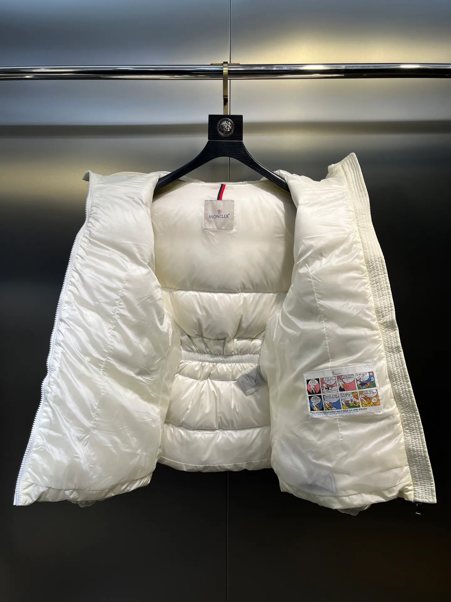 P800 moncler⭐️ 25 autumn and winter new product Avoce waist women's down jacket ~ official website synchronization 🈶 sale ~ high-end original order quality ~ development of hardware accessories, all details are fully processed. 〰️ The waist is perfect and the upper body effect is amazing. A must-have for goddesses. Versatility, fashionable and handsome. National standard 90 white duck down filling. Original memory silk fabric. Texture is upright and stylish. Keeps warm and refuses to be bloated. The upper body is so beautiful that it has no friends. size: 1234