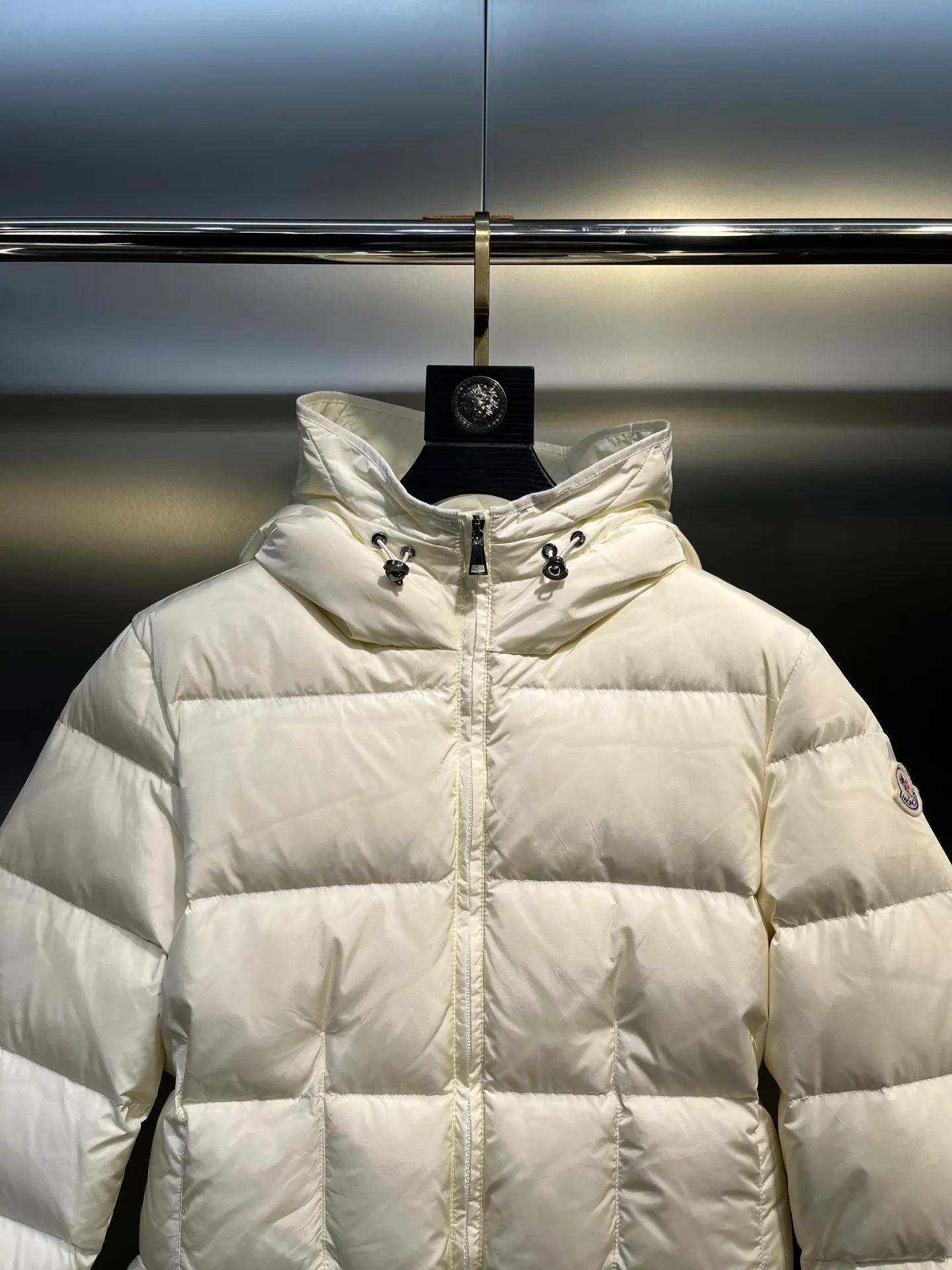 P800 moncler⭐️ 25 autumn and winter new product Avoce waist women's down jacket ~ official website synchronization 🈶 sale ~ high-end original order quality ~ development of hardware accessories, all details are fully processed. 〰️ The waist is perfect and the upper body effect is amazing. A must-have for goddesses. Versatility, fashionable and handsome. National standard 90 white duck down filling. Original memory silk fabric. Texture is upright and stylish. Keeps warm and refuses to be bloated. The upper body is so beautiful that it has no friends. size: 1234