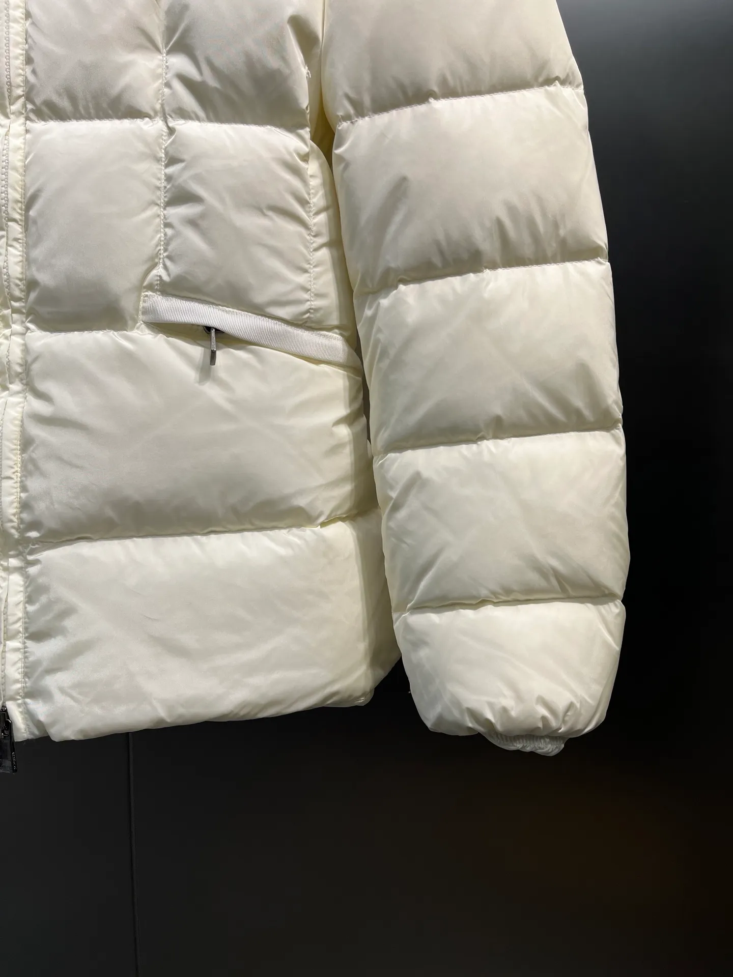 P800 moncler⭐️ 25 autumn and winter new product Avoce waist women's down jacket ~ official website synchronization 🈶 sale ~ high-end original order quality ~ development of hardware accessories, all details are fully processed. 〰️ The waist is perfect and the upper body effect is amazing. A must-have for goddesses. Versatility, fashionable and handsome. National standard 90 white duck down filling. Original memory silk fabric. Texture is upright and stylish. Keeps warm and refuses to be bloated. The upper body is so beautiful that it has no friends. size: 1234