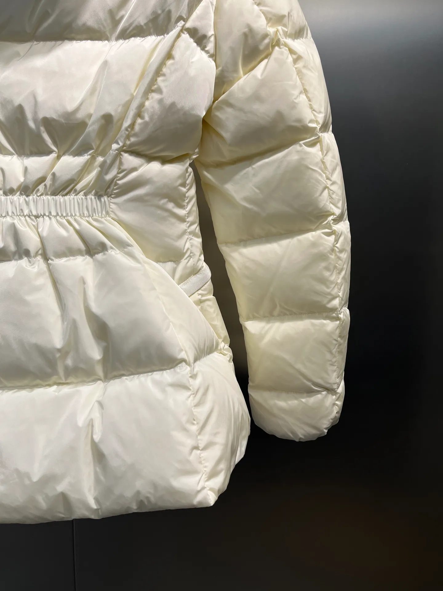 P800 moncler⭐️ 25 autumn and winter new product Avoce waist women's down jacket ~ official website synchronization 🈶 sale ~ high-end original order quality ~ development of hardware accessories, all details are fully processed. 〰️ The waist is perfect and the upper body effect is amazing. A must-have for goddesses. Versatility, fashionable and handsome. National standard 90 white duck down filling. Original memory silk fabric. Texture is upright and stylish. Keeps warm and refuses to be bloated. The upper body is so beautiful that it has no friends. size: 1234