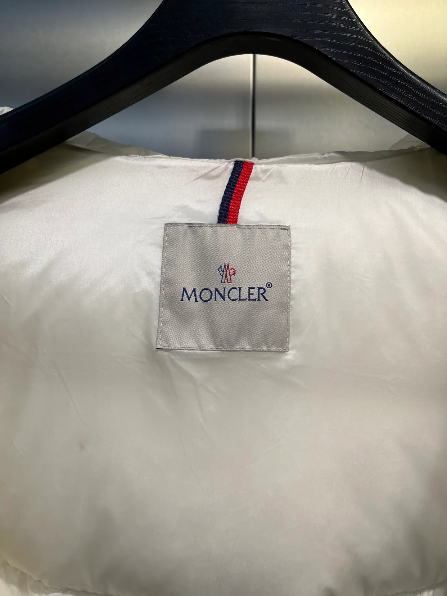 P800 moncler⭐️ 25 autumn and winter new product Avoce waist women's down jacket ~ official website synchronization 🈶 sale ~ high-end original order quality ~ development of hardware accessories, all details are fully processed. 〰️ The waist is perfect and the upper body effect is amazing. A must-have for goddesses. Versatility, fashionable and handsome. National standard 90 white duck down filling. Original memory silk fabric. Texture is upright and stylish. Keeps warm and refuses to be bloated. The upper body is so beautiful that it has no friends. size: 1234