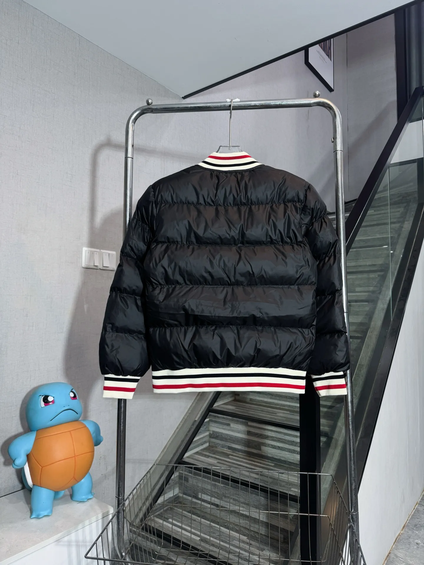 P380 Style number: HE405 Moncler-Moncler classic color matching small label baseball down jacket The fabric is made of high-density windproof fabric, which is very windproof in winter. The inner filling is made of down cotton. The upper body is warm and comfortable, and the hand feels soft and delicate. The inner lining is three-layered. The clothes are routed to prevent cotton from running out. The collar and watch hem are threaded It is made of custom-made color-blocked pure cotton with elastic threads, which is not tight or deformed. The color-blocked masked small logo embroidery on the chest is full and three-dimensional. The overall clothing is full of discounts. The original custom-made masked logo double-pull zipper is made by a large factory.  Color: Picture color Size: S M L XL