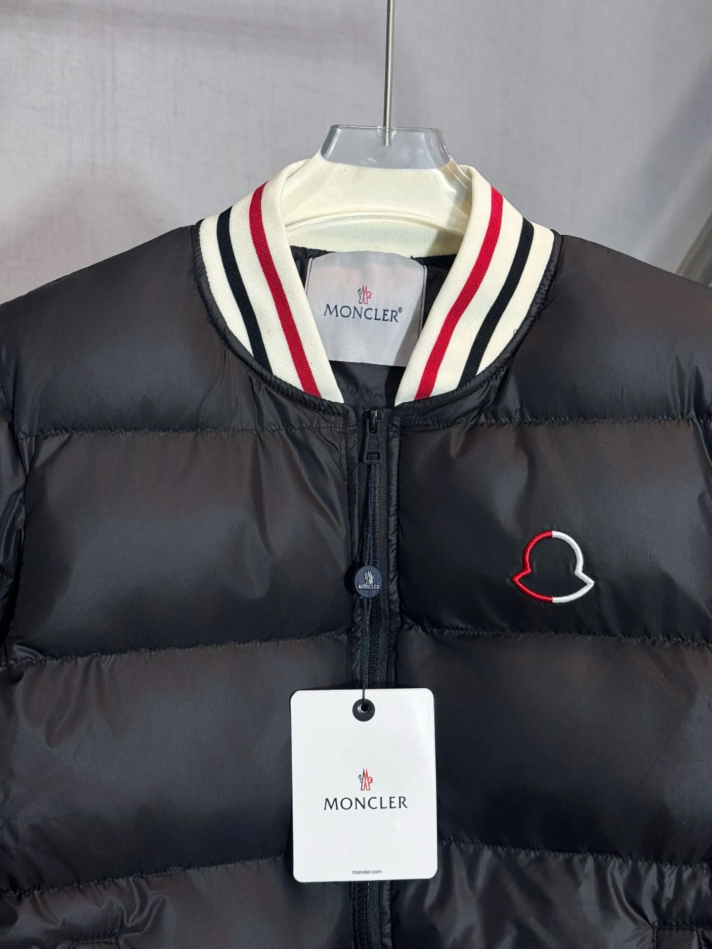 P380 Style number: HE405 Moncler-Moncler classic color matching small label baseball down jacket The fabric is made of high-density windproof fabric, which is very windproof in winter. The inner filling is made of down cotton. The upper body is warm and comfortable, and the hand feels soft and delicate. The inner lining is three-layered. The clothes are routed to prevent cotton from running out. The collar and watch hem are threaded It is made of custom-made color-blocked pure cotton with elastic threads, which is not tight or deformed. The color-blocked masked small logo embroidery on the chest is full and three-dimensional. The overall clothing is full of discounts. The original custom-made masked logo double-pull zipper is made by a large factory.  Color: Picture color Size: S M L XL