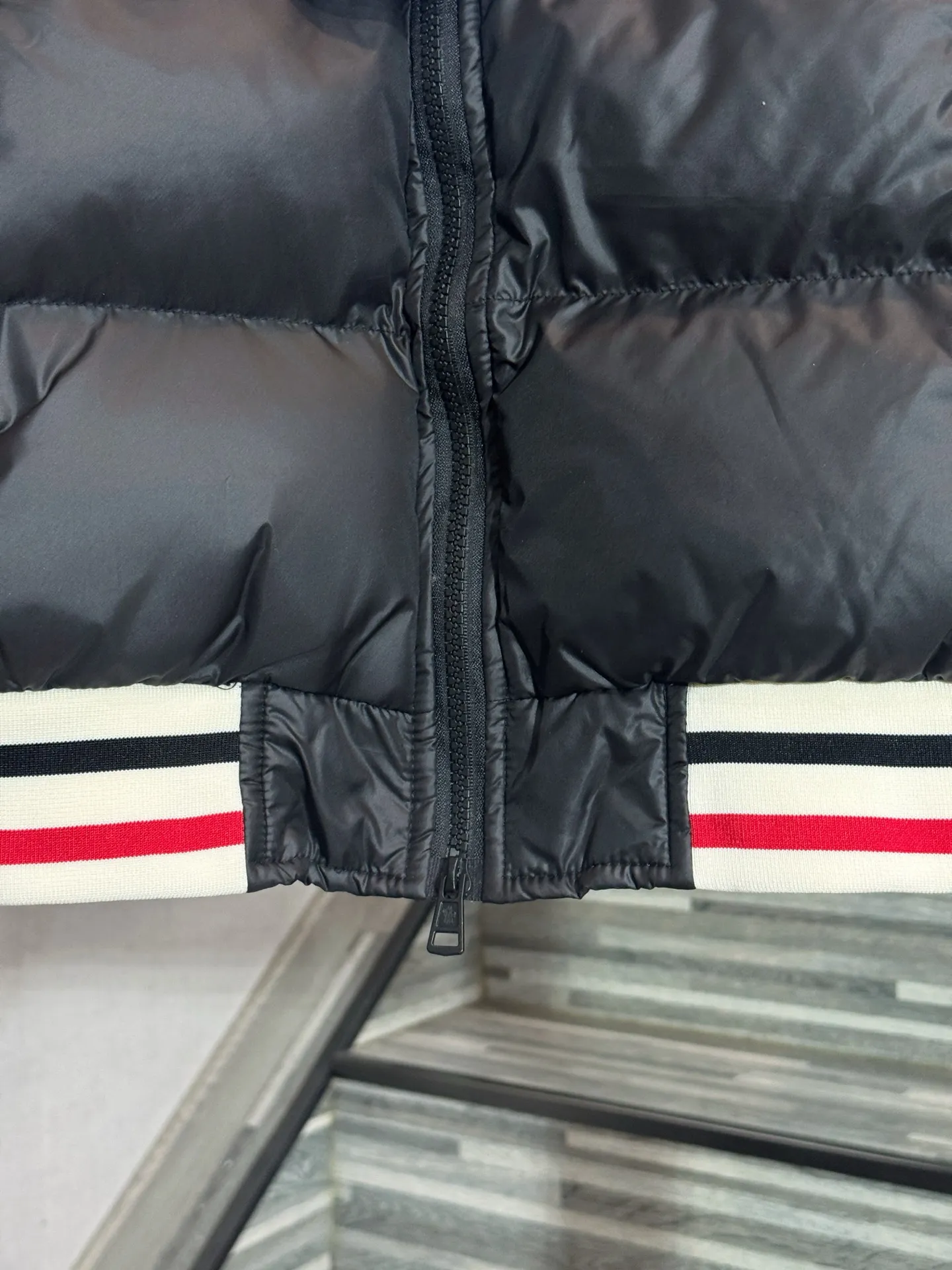 P380 Style number: HE405 Moncler-Moncler classic color matching small label baseball down jacket The fabric is made of high-density windproof fabric, which is very windproof in winter. The inner filling is made of down cotton. The upper body is warm and comfortable, and the hand feels soft and delicate. The inner lining is three-layered. The clothes are routed to prevent cotton from running out. The collar and watch hem are threaded It is made of custom-made color-blocked pure cotton with elastic threads, which is not tight or deformed. The color-blocked masked small logo embroidery on the chest is full and three-dimensional. The overall clothing is full of discounts. The original custom-made masked logo double-pull zipper is made by a large factory.  Color: Picture color Size: S M L XL
