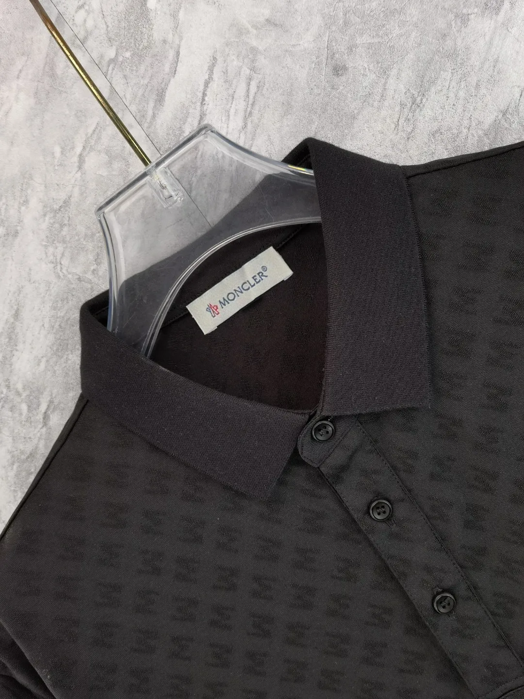 P210 Moncler 25 spring and summer top counter round neck short-sleeved T-shirt (complete with 3 labels) is made of imported Tencel cotton + jacquard fabric, original counter fabric, super brand recognition, high street and exquisite style, it will definitely become the best choice for high street appearances, short-sleeved T-shirt for couples. The fabric is light and refreshing, has a strong say in texture and comfort, has a delicate feel, is comfortable to wear, and has a good upper body effect. The mercerized cotton fabric has a very soft hand feel and the upper body is cool. This is the first time I have gotten such functional fabric in a long time. It is really good! It’s not a cheap style or material, you will definitely like it if you are trendy!  Made with the fusion of top elements, the upper body comfort is unparalleled. It can be said that it is a must-have in summer, and it is more fashionable and can easily create a fashionable outfit. It interprets your luxury and taste and creates your fashionable charm. Fashionable round neck chest T-shirt This T-shirt has exquisite craftsmanship and full design sense! The matching is trendy and stylish! This must-have item has an elegant upper body, looks good both inside and outside, and combines fashion and comfort. It looks like a basic couple’s T-shirt, but it’s actually not. It can be worn alone. It’s no problem to wear it in one piece for all seasons. The product is really, really good! It comes from the original factory. There are not many pieces that you can count on your fingers. Whether you can own it depends on your hand speed. It is flat and snug and not easy to deform. The brand logo remains the same, creating an alternative luxury fashion atmosphere and becoming a new concept emerging in 2025. Available in two colors: white and black. Size: M L XL 2XL 3XL