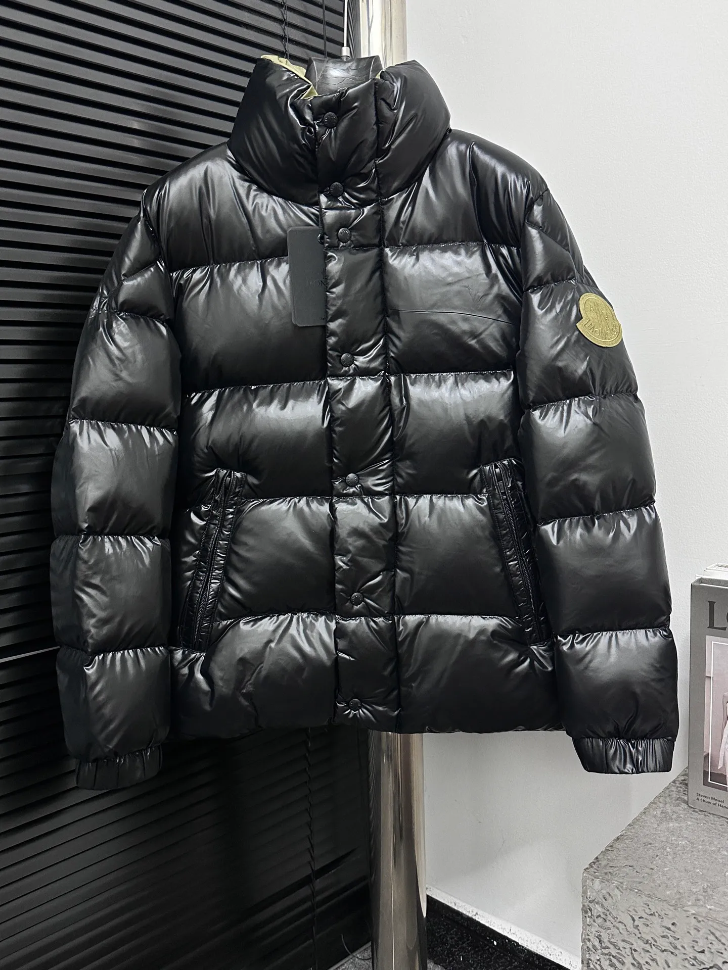 P860 [𝑴𝒐𝒏𝒄𝒍𝒆𝒓] 1952 green fat man long-sleeved down jacket, masked DERVOX limited color matching, 1952 co-branded men's goose down stand-up collar thickened bread, can be made as a couple style 95% European standard gooseneck down filling. The filling is extremely full. 700+ fill power. The tag barcode model number corresponds to the official website. The tag has built-in NFC electronic sensor for anti-counterfeiting) Dervox down is made of lightweight nylon laqué fabric, which is comfortable and warm without being heavy. This short style features an internal shoulder strap that can be carried as a carry when the weather heats up, making it ideal for urban or alpine wear. Made in pop tones, it's finished with a bold logo patch. Details Made of lightweight nvlon laqué fabric Color: Black Sizes: 1-2-3-4-5