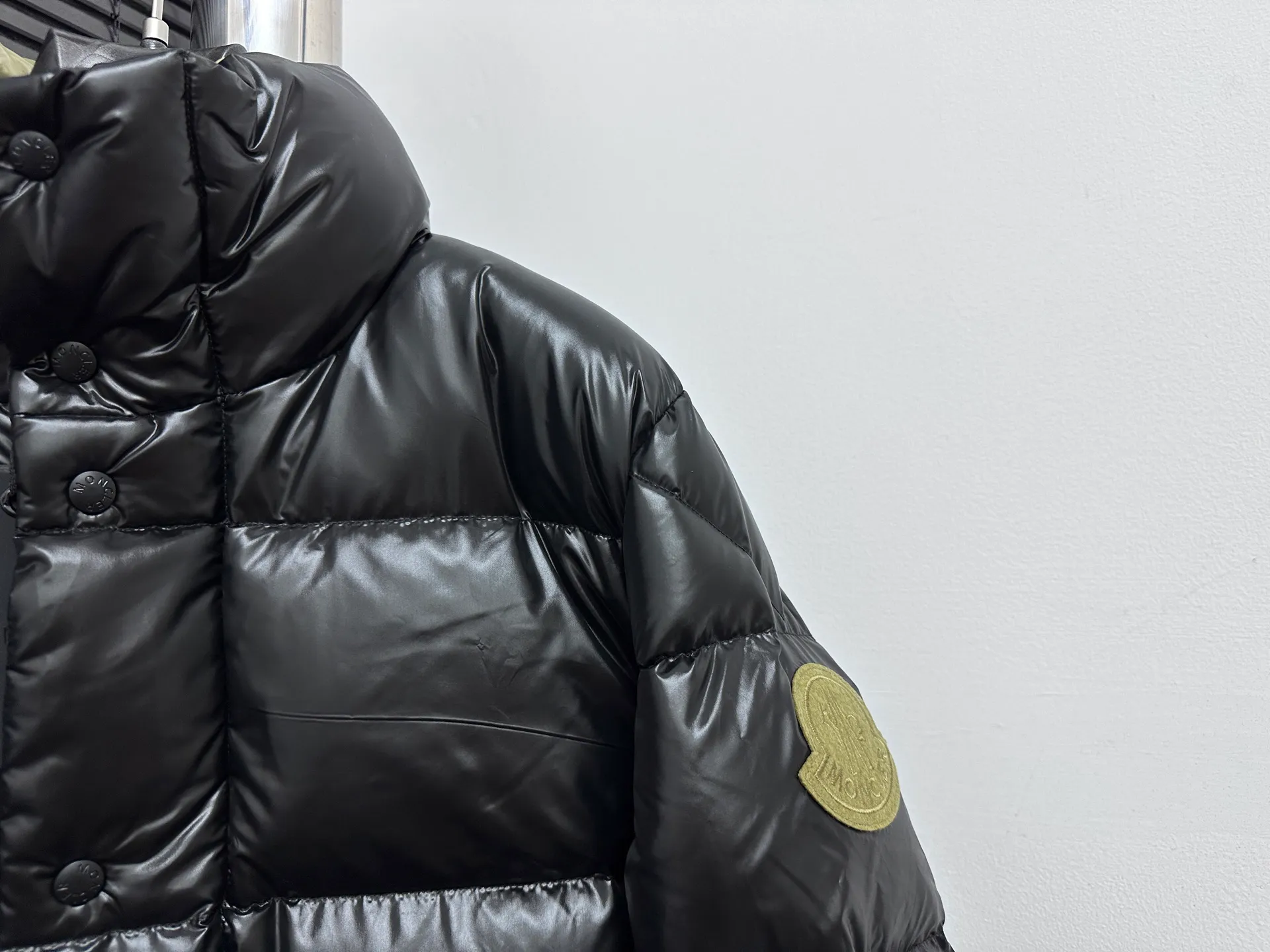 P860 [𝑴𝒐𝒏𝒄𝒍𝒆𝒓] 1952 green fat man long-sleeved down jacket, masked DERVOX limited color matching, 1952 co-branded men's goose down stand-up collar thickened bread, can be made as a couple style 95% European standard gooseneck down filling. The filling is extremely full. 700+ fill power. The tag barcode model number corresponds to the official website. The tag has built-in NFC electronic sensor for anti-counterfeiting) Dervox down is made of lightweight nylon laqué fabric, which is comfortable and warm without being heavy. This short style features an internal shoulder strap that can be carried as a carry when the weather heats up, making it ideal for urban or alpine wear. Made in pop tones, it's finished with a bold logo patch. Details Made of lightweight nvlon laqué fabric Color: Black Sizes: 1-2-3-4-5