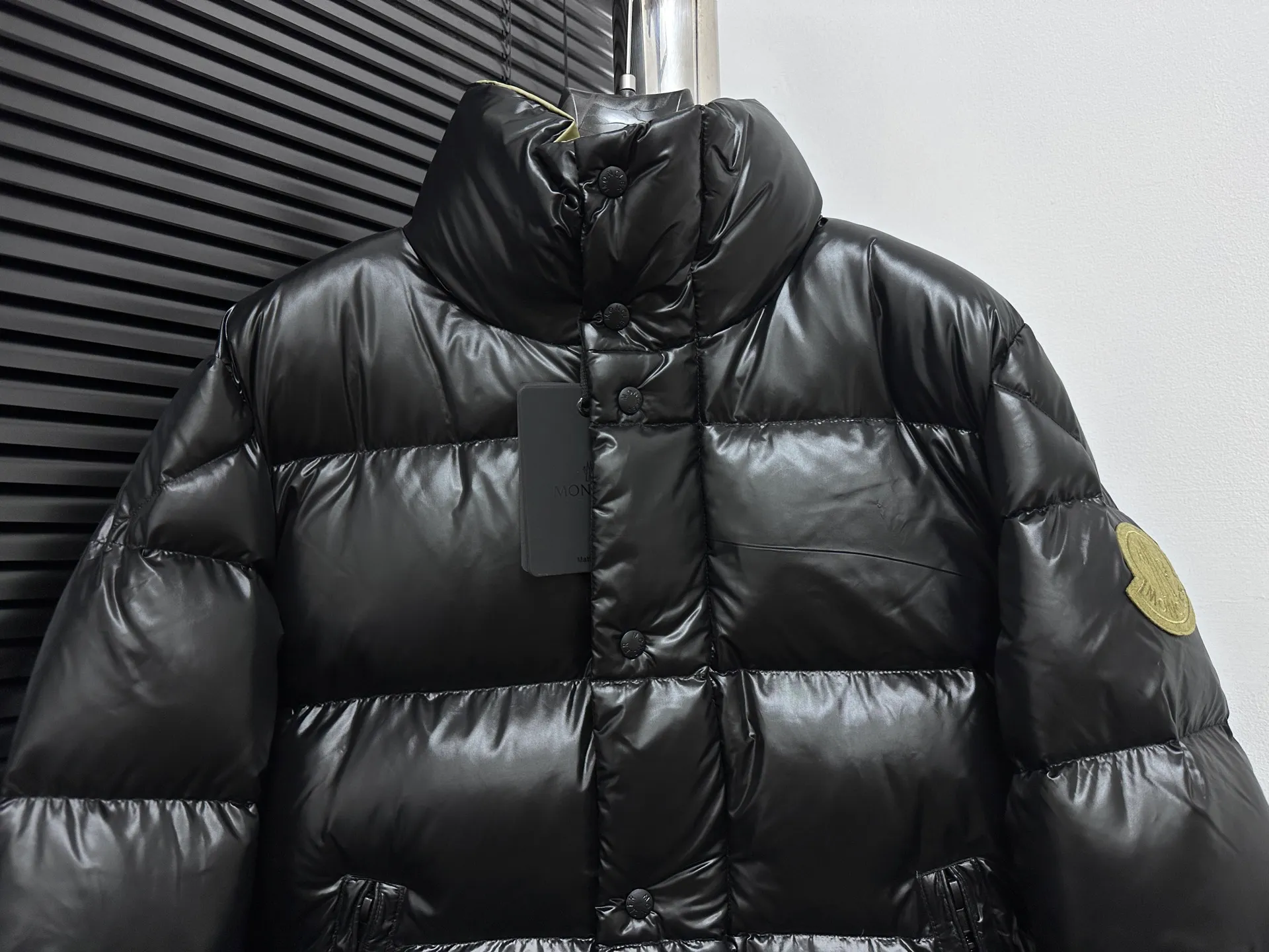 P860 [𝑴𝒐𝒏𝒄𝒍𝒆𝒓] 1952 green fat man long-sleeved down jacket, masked DERVOX limited color matching, 1952 co-branded men's goose down stand-up collar thickened bread, can be made as a couple style 95% European standard gooseneck down filling. The filling is extremely full. 700+ fill power. The tag barcode model number corresponds to the official website. The tag has built-in NFC electronic sensor for anti-counterfeiting) Dervox down is made of lightweight nylon laqué fabric, which is comfortable and warm without being heavy. This short style features an internal shoulder strap that can be carried as a carry when the weather heats up, making it ideal for urban or alpine wear. Made in pop tones, it's finished with a bold logo patch. Details Made of lightweight nvlon laqué fabric Color: Black Sizes: 1-2-3-4-5