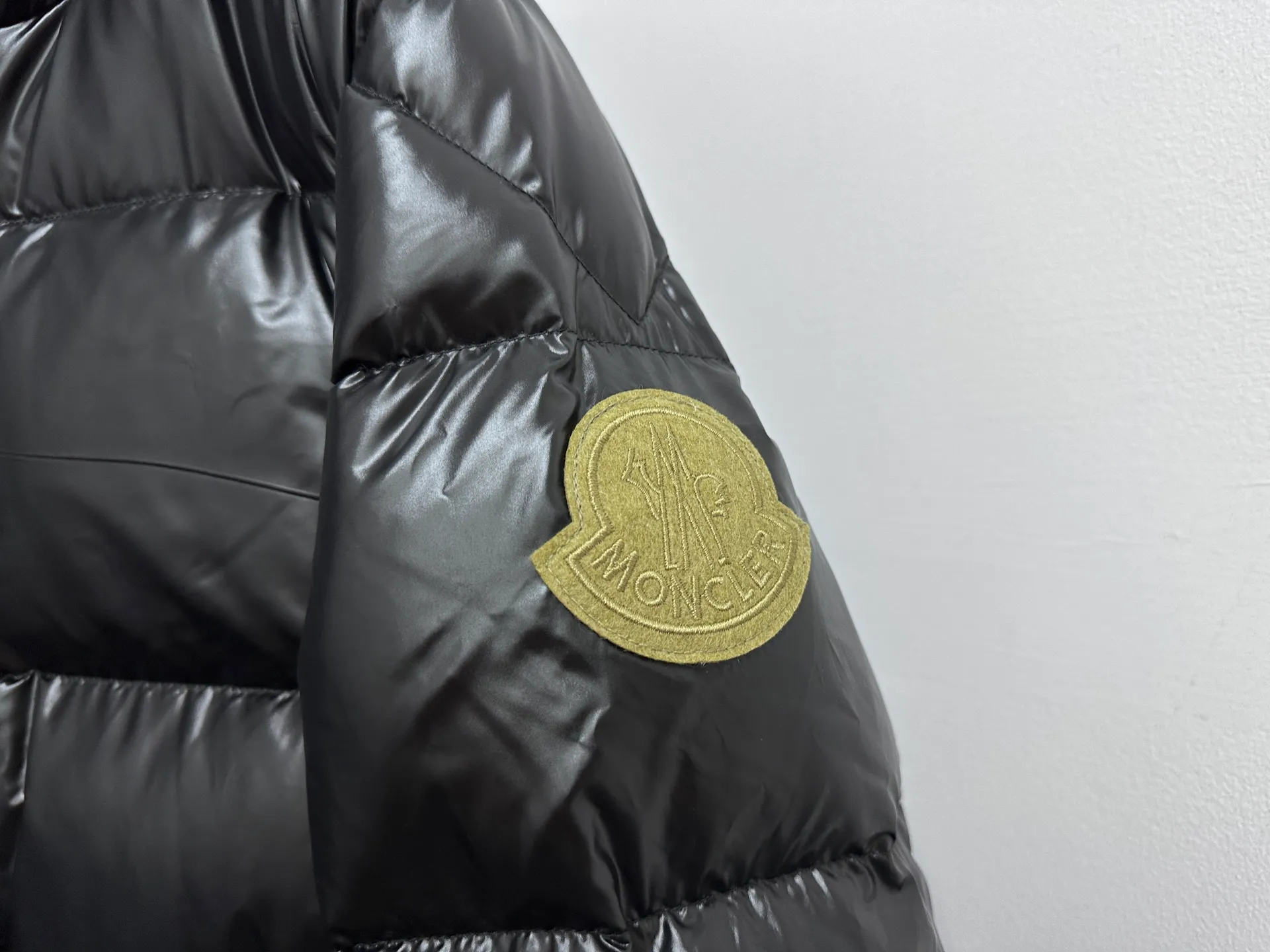 P860 [𝑴𝒐𝒏𝒄𝒍𝒆𝒓] 1952 green fat man long-sleeved down jacket, masked DERVOX limited color matching, 1952 co-branded men's goose down stand-up collar thickened bread, can be made as a couple style 95% European standard gooseneck down filling. The filling is extremely full. 700+ fill power. The tag barcode model number corresponds to the official website. The tag has built-in NFC electronic sensor for anti-counterfeiting) Dervox down is made of lightweight nylon laqué fabric, which is comfortable and warm without being heavy. This short style features an internal shoulder strap that can be carried as a carry when the weather heats up, making it ideal for urban or alpine wear. Made in pop tones, it's finished with a bold logo patch. Details Made of lightweight nvlon laqué fabric Color: Black Sizes: 1-2-3-4-5