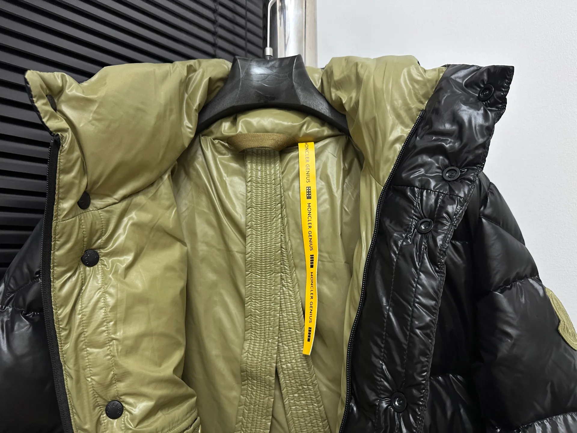 P860 [𝑴𝒐𝒏𝒄𝒍𝒆𝒓] 1952 green fat man long-sleeved down jacket, masked DERVOX limited color matching, 1952 co-branded men's goose down stand-up collar thickened bread, can be made as a couple style 95% European standard gooseneck down filling. The filling is extremely full. 700+ fill power. The tag barcode model number corresponds to the official website. The tag has built-in NFC electronic sensor for anti-counterfeiting) Dervox down is made of lightweight nylon laqué fabric, which is comfortable and warm without being heavy. This short style features an internal shoulder strap that can be carried as a carry when the weather heats up, making it ideal for urban or alpine wear. Made in pop tones, it's finished with a bold logo patch. Details Made of lightweight nvlon laqué fabric Color: Black Sizes: 1-2-3-4-5