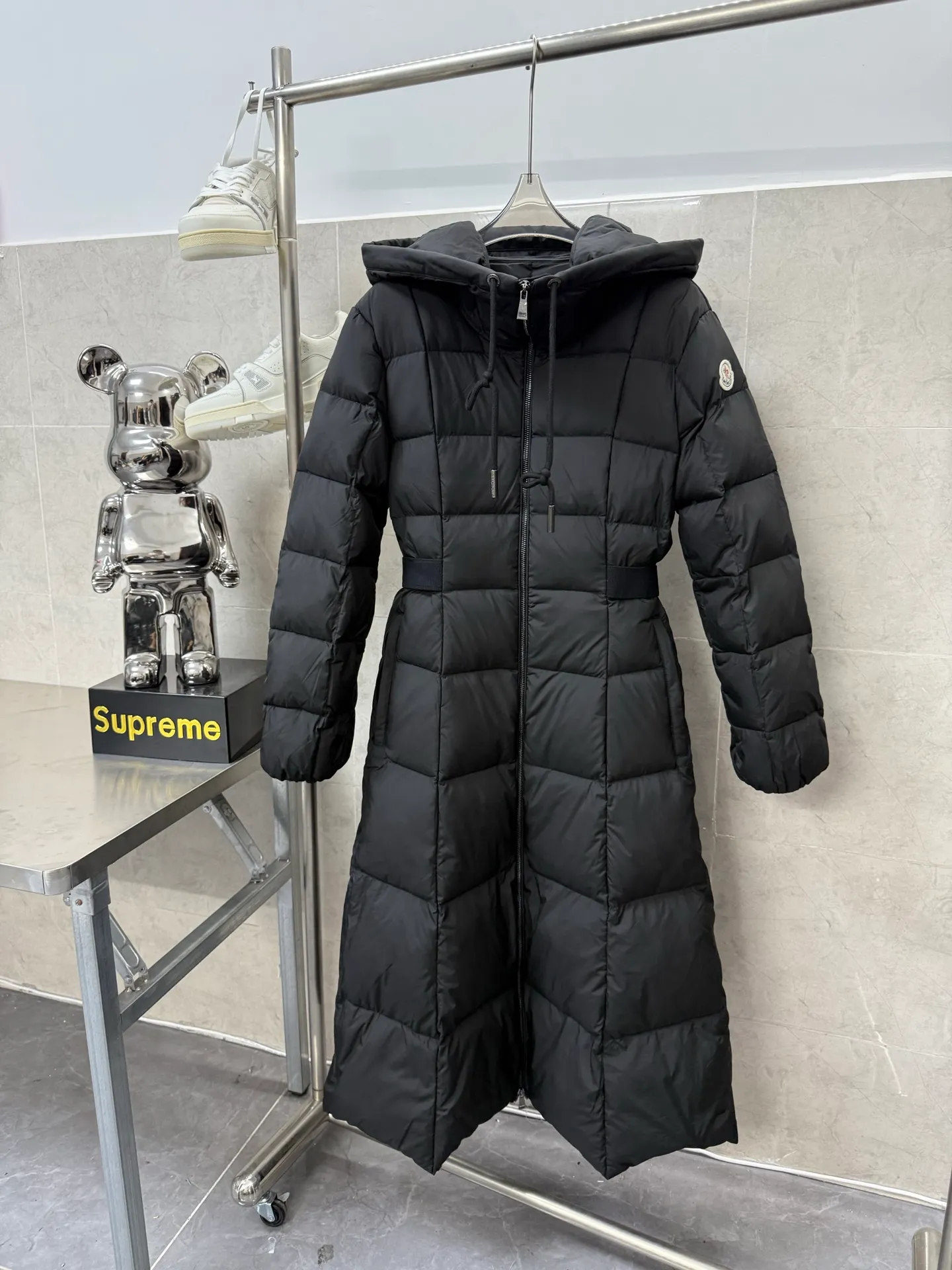 P1100 Moncler Faucon Women's Long Hooded Down Jacket The Faucon Women's Long Down Jacket interprets classic items in new proportions, showing impeccable fashion style. The Faucon long down is made of polyester fabric and has a slim, wide silhouette with a nipped-in waist. The Longue saison lining is lightweight and the three-dimensional hood adds a finishing touch to the style. Size: 0123