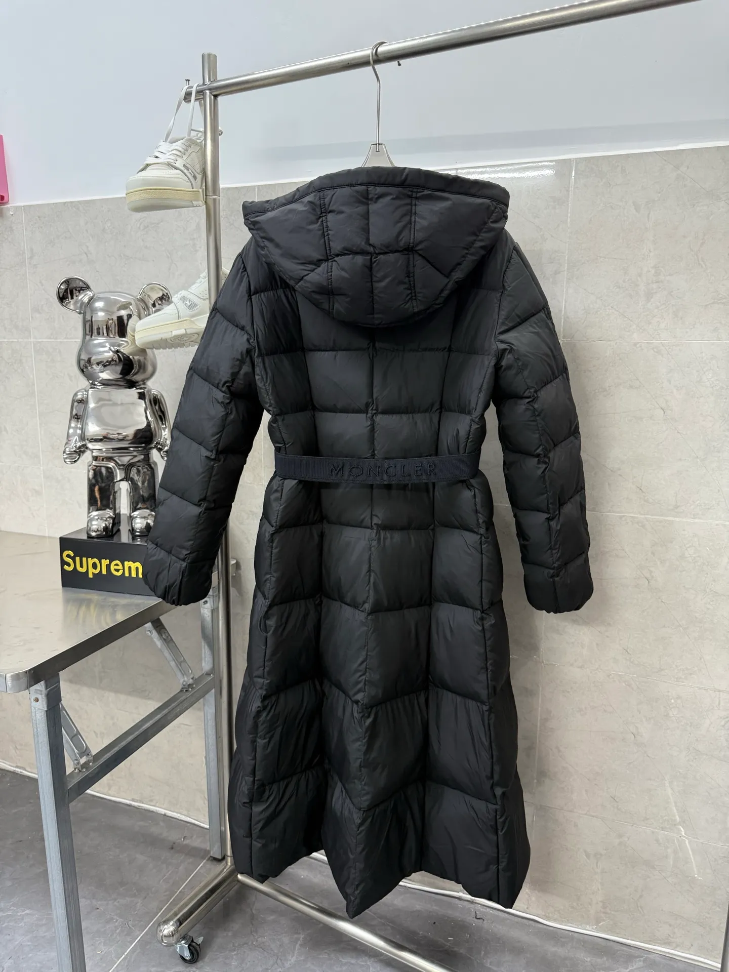 P1100 Moncler Faucon Women's Long Hooded Down Jacket The Faucon Women's Long Down Jacket interprets classic items in new proportions, showing impeccable fashion style. The Faucon long down is made of polyester fabric and has a slim, wide silhouette with a nipped-in waist. The Longue saison lining is lightweight and the three-dimensional hood adds a finishing touch to the style. Size: 0123