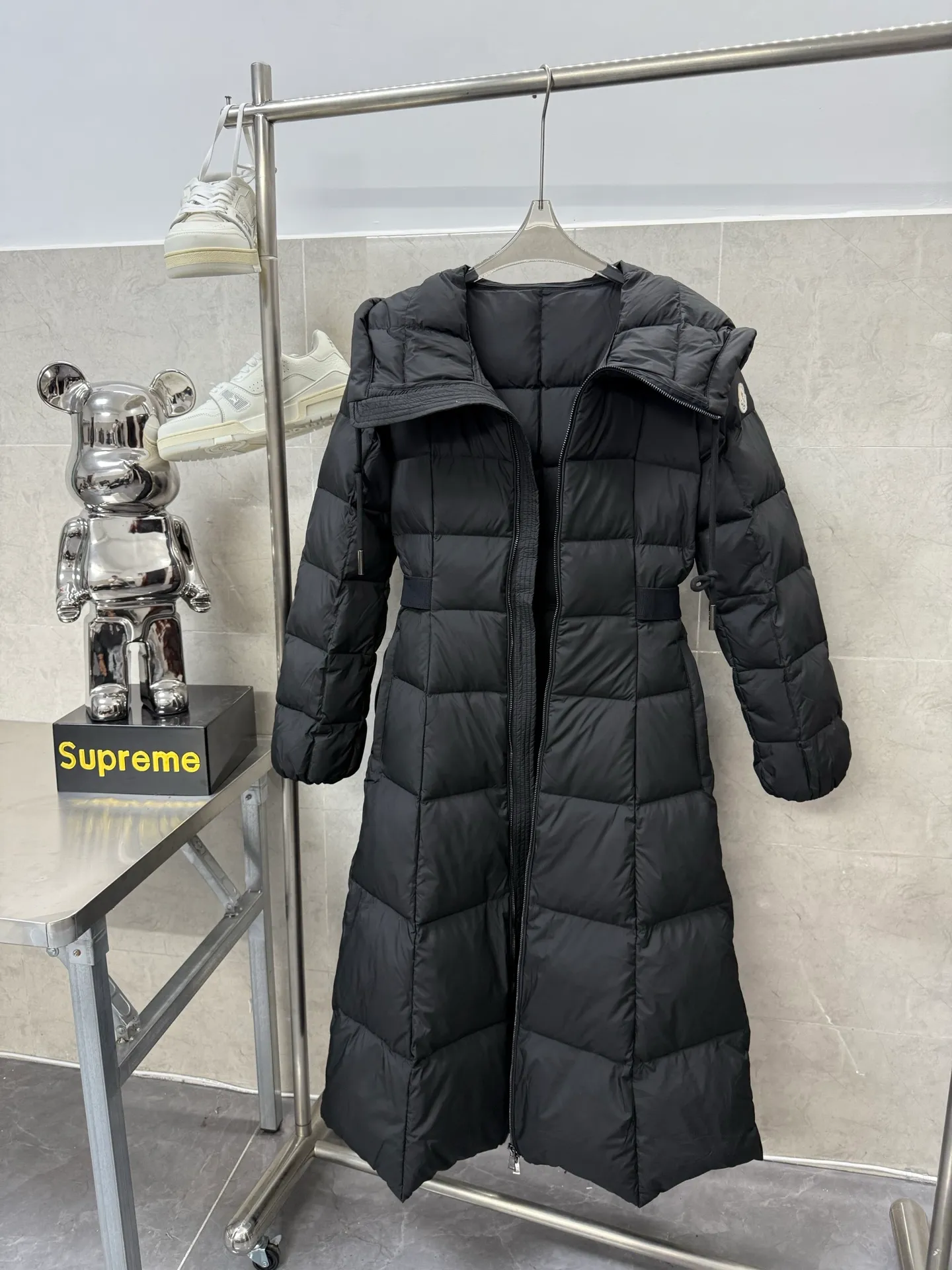 P1100 Moncler Faucon Women's Long Hooded Down Jacket The Faucon Women's Long Down Jacket interprets classic items in new proportions, showing impeccable fashion style. The Faucon long down is made of polyester fabric and has a slim, wide silhouette with a nipped-in waist. The Longue saison lining is lightweight and the three-dimensional hood adds a finishing touch to the style. Size: 0123