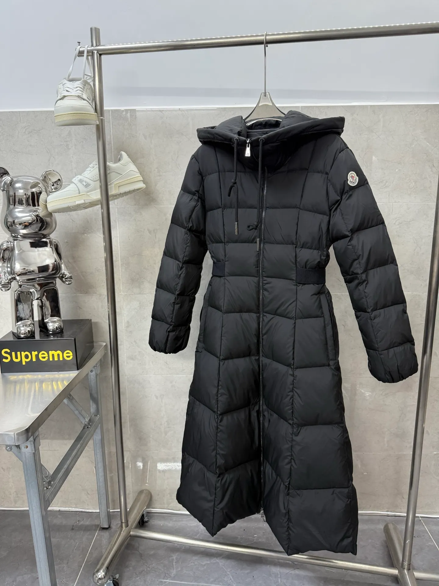 P1100 Moncler Faucon Women's Long Hooded Down Jacket The Faucon Women's Long Down Jacket interprets classic items in new proportions, showing impeccable fashion style. The Faucon long down is made of polyester fabric and has a slim, wide silhouette with a nipped-in waist. The Longue saison lining is lightweight and the three-dimensional hood adds a finishing touch to the style. Size: 0123